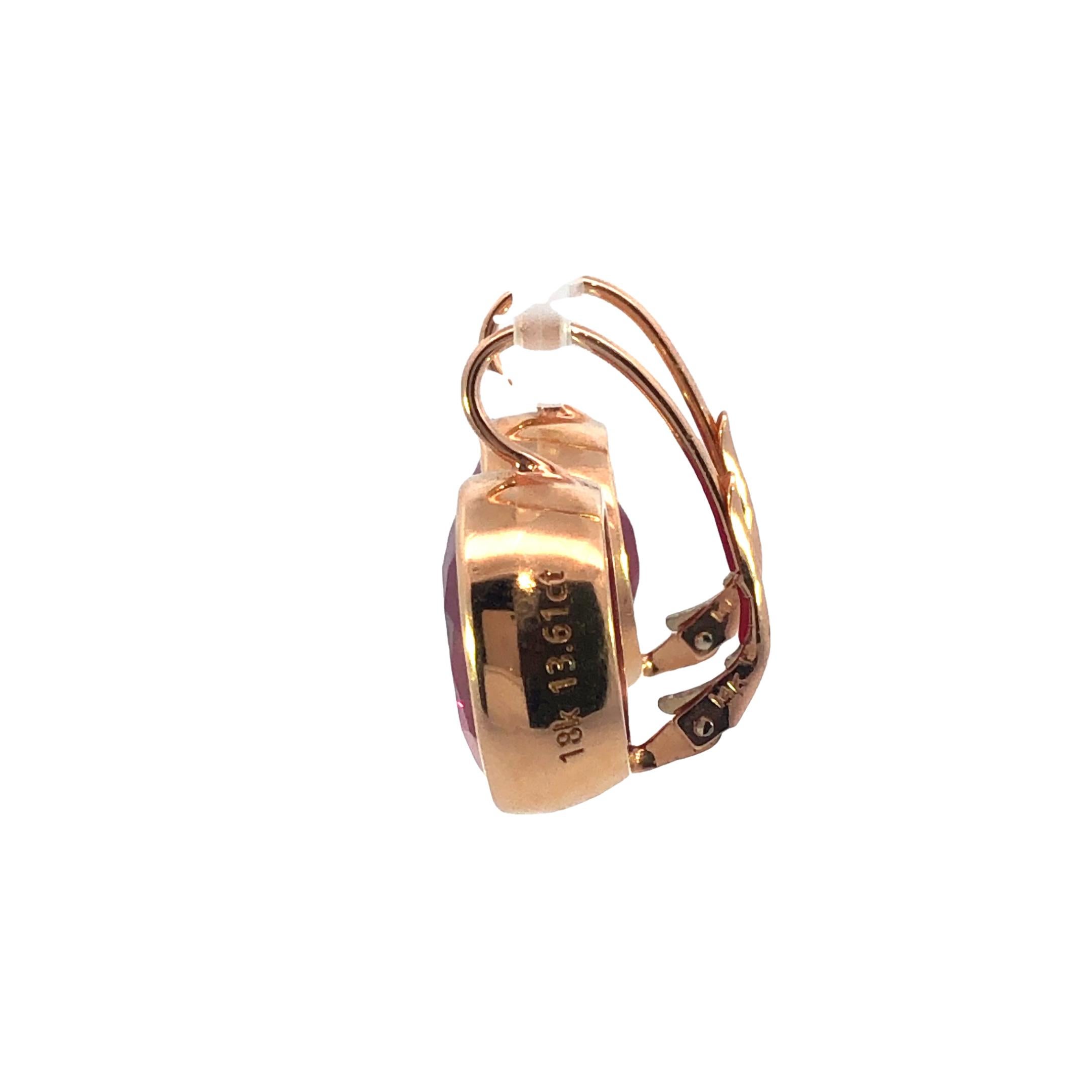 Entra in un mondo di innegabile glamour con i nostri squisiti orecchini a goccia con castone in rubino, una vera e propria testimonianza di lusso e bellezza senza tempo. Realizzati in radioso oro rosa a 18 carati, questi orecchini sono progettati
