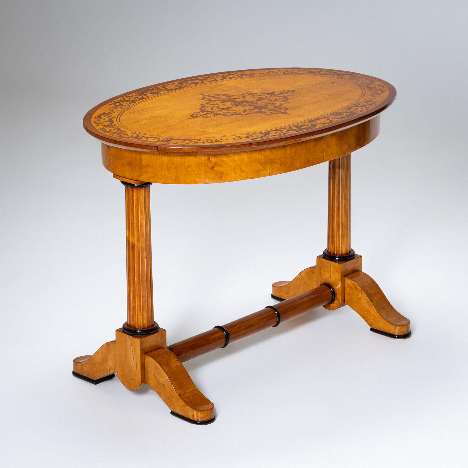 Oval Biedermeier Center Table, circa 1840 In Good Condition For Sale In Greding, DE