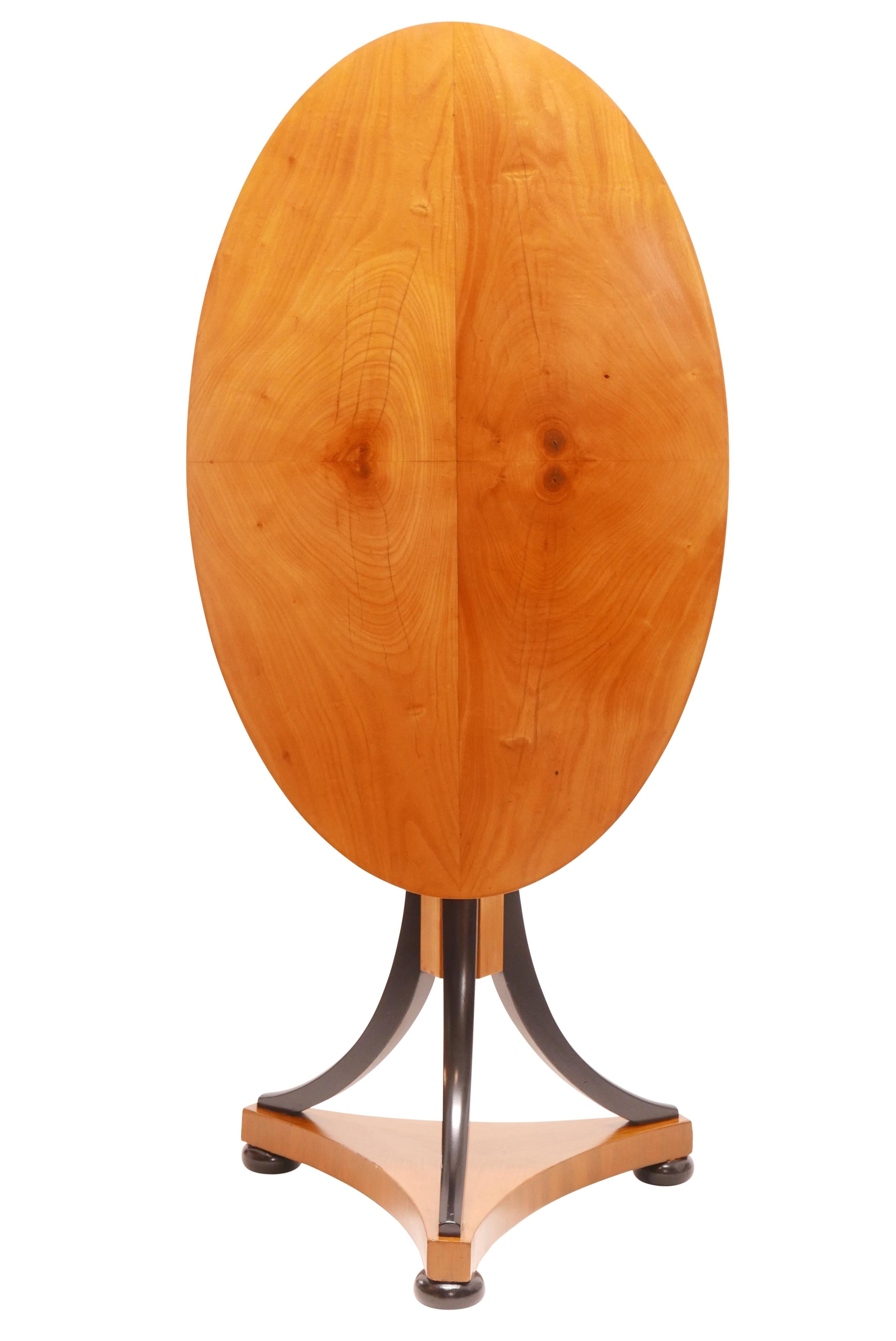 Oval Biedermeier Cherrywood Tilt-Top Table, Swedish, circa 1820 In Good Condition For Sale In San Francisco, CA