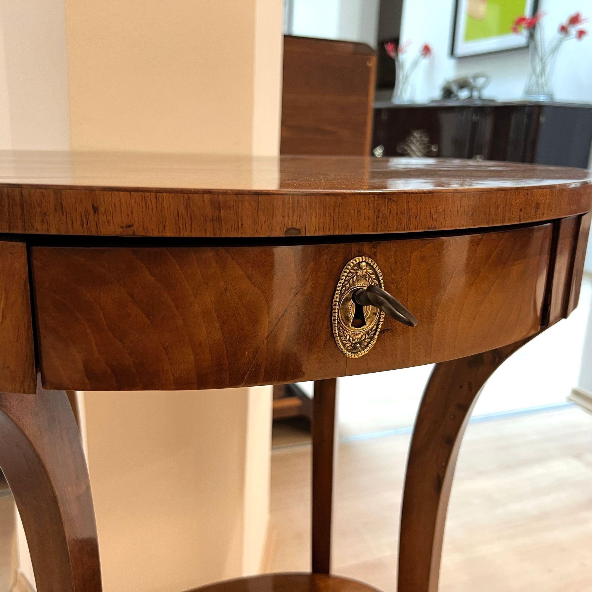 Table d'appoint ovale Biedermeier, noyer, laiton, Allemagne du Sud vers 1820 en vente 3