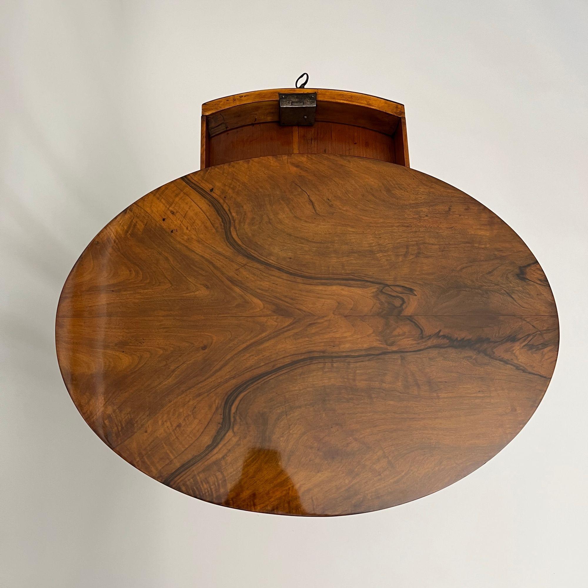 Table d'appoint ovale Biedermeier, noyer, laiton, Allemagne du Sud vers 1820 en vente 4