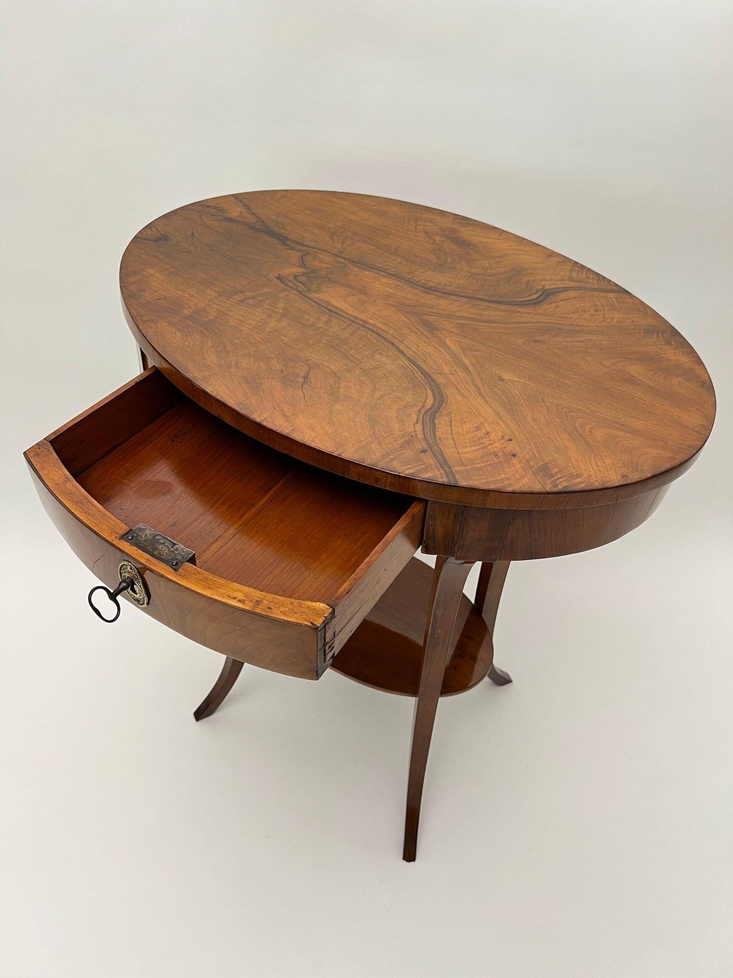 Table d'appoint ovale Biedermeier, noyer, laiton, Allemagne du Sud vers 1820 en vente 5