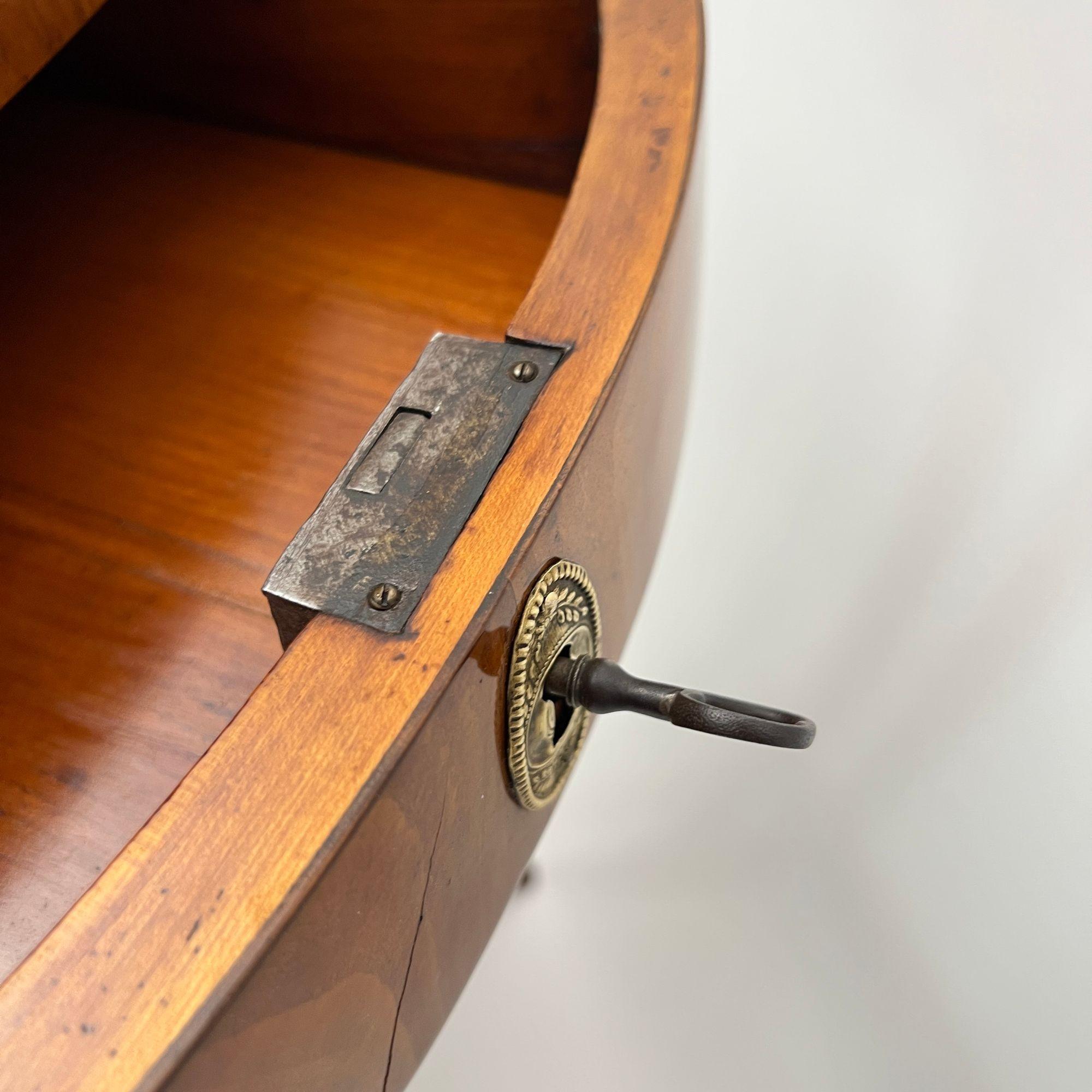 Table d'appoint ovale Biedermeier, noyer, laiton, Allemagne du Sud vers 1820 en vente 7