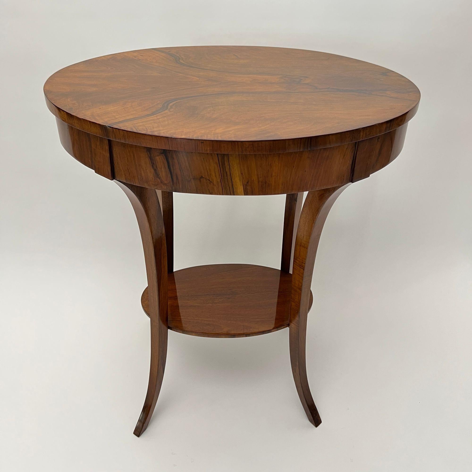 Table d'appoint ovale Biedermeier, noyer, laiton, Allemagne du Sud vers 1820 en vente 8