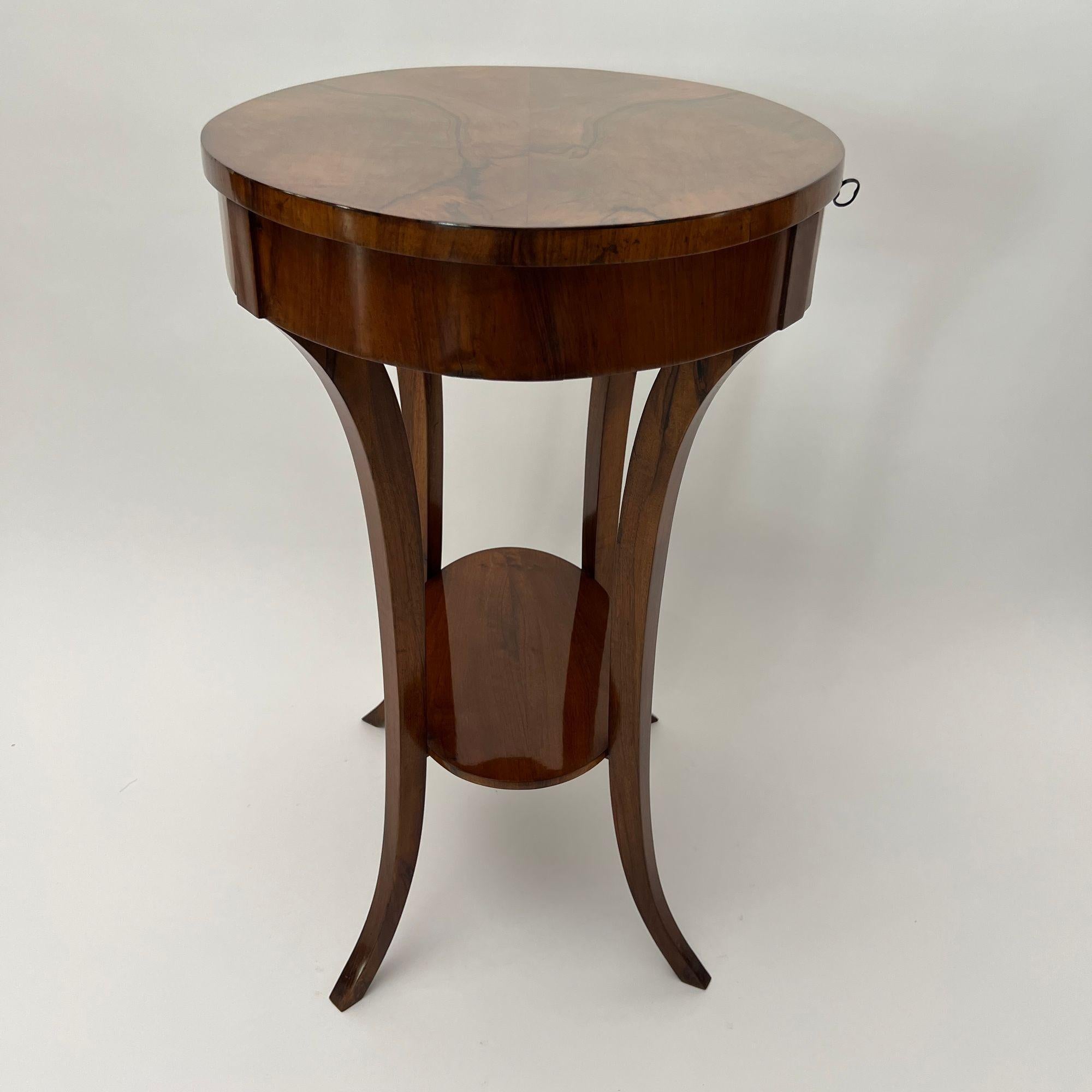 Table d'appoint ovale Biedermeier, noyer, laiton, Allemagne du Sud vers 1820 en vente 9
