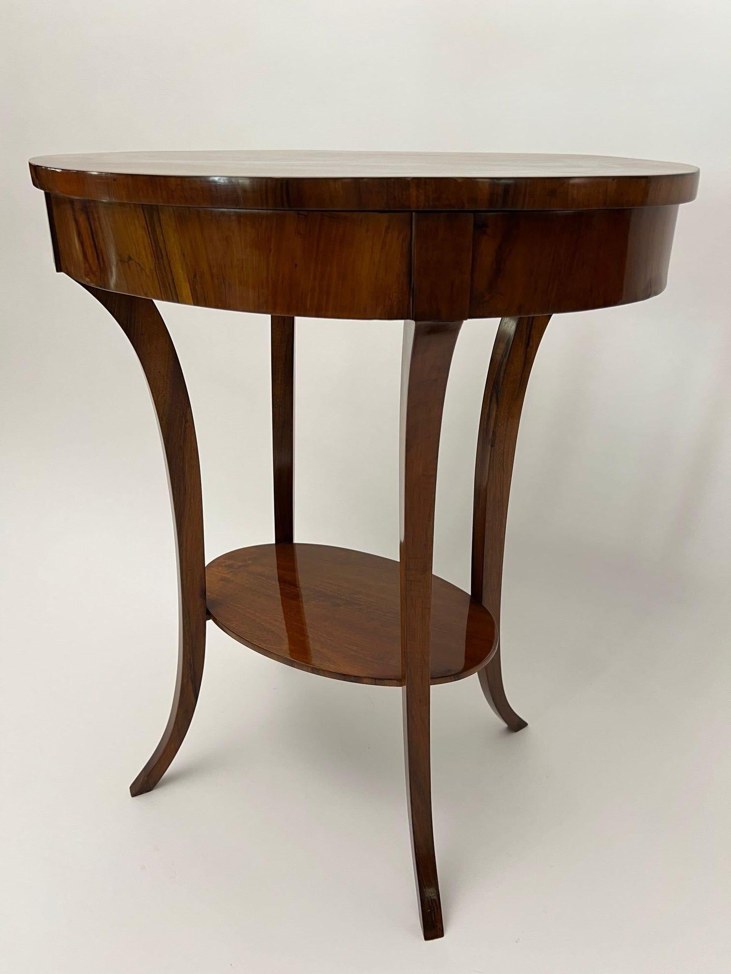 Table d'appoint ovale Biedermeier, noyer, laiton, Allemagne du Sud vers 1820 en vente 10