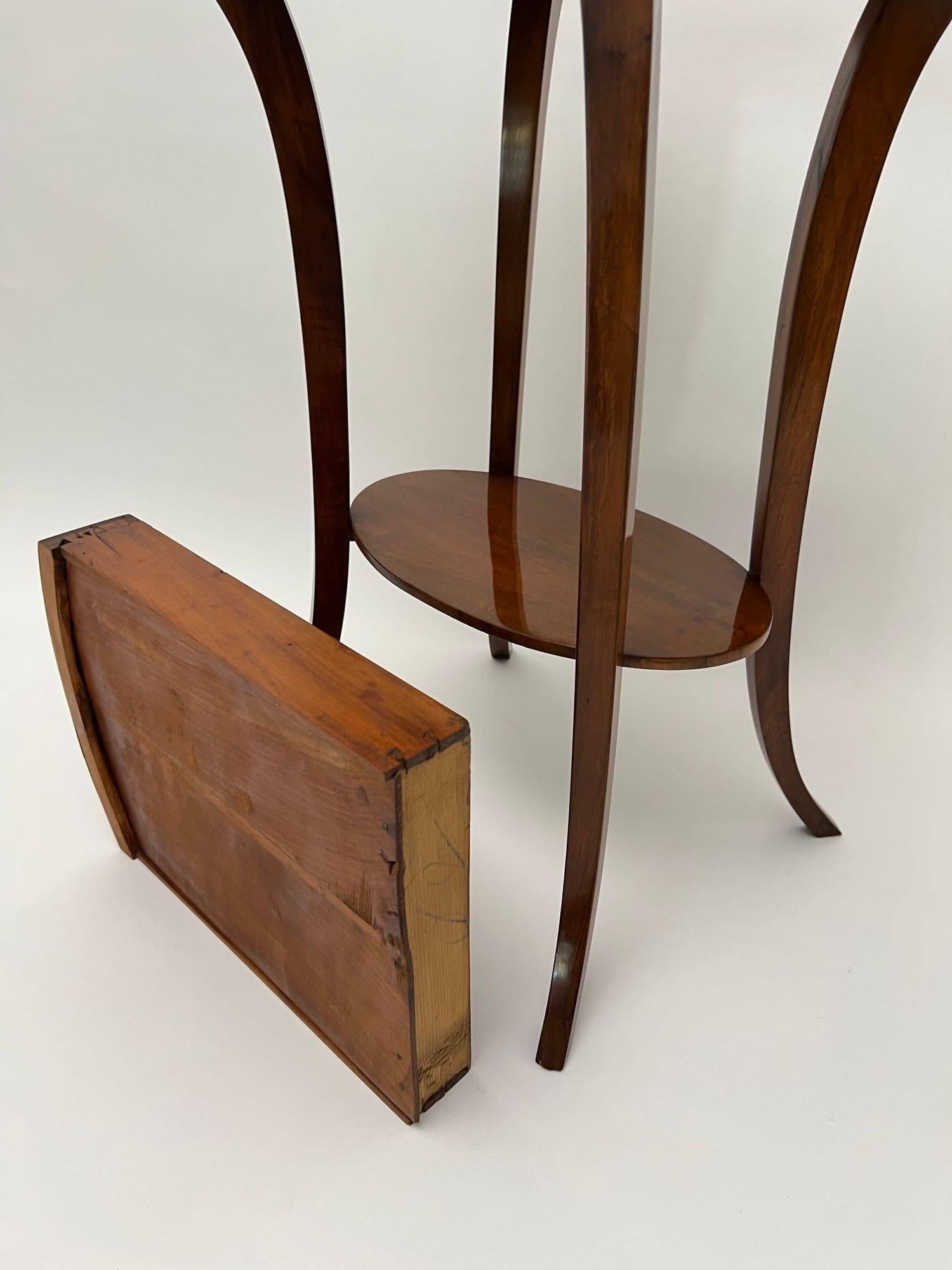 Table d'appoint ovale Biedermeier, noyer, laiton, Allemagne du Sud vers 1820 en vente 11