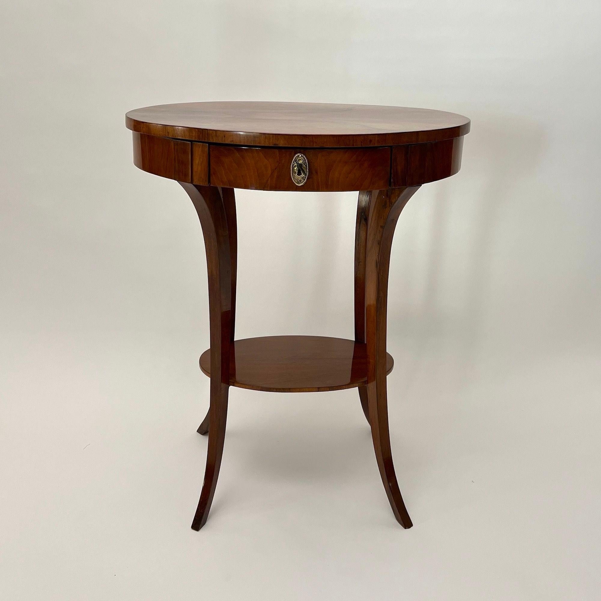 Petite table d'appoint ovale de style Biedermeier, originaire d'Allemagne du Sud vers 1820.
Plateau et cadre en placage de noyer assorti sur bois tendre. Quatre pieds coniques courbes à fuselage carré en noyer massif avec tableau intermédiaire en