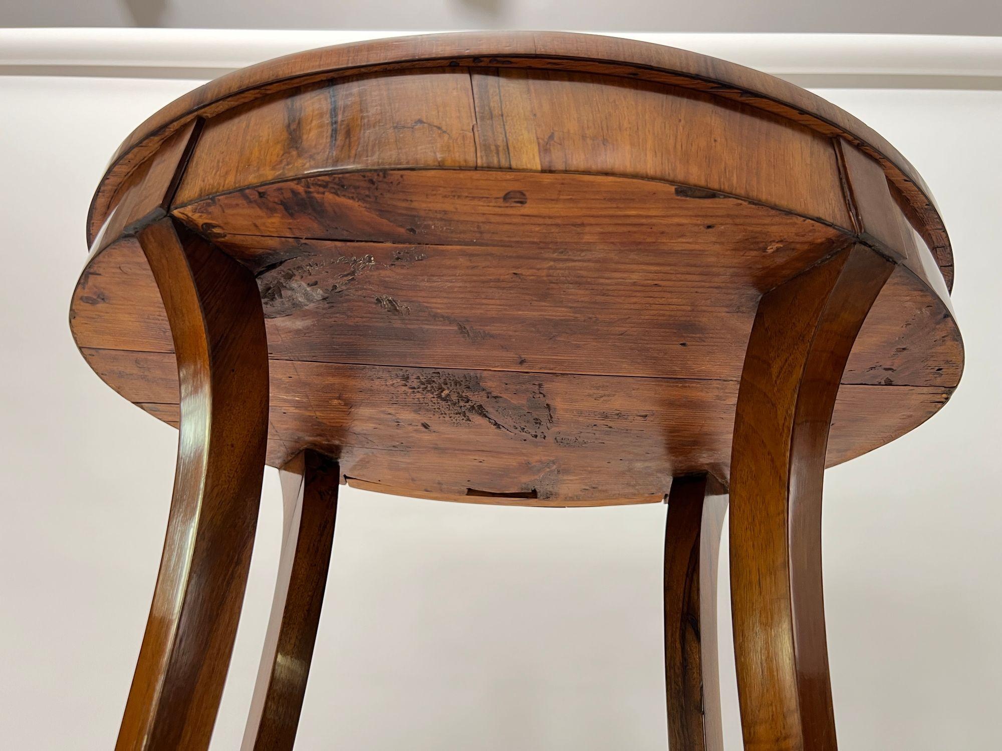 Table d'appoint ovale Biedermeier, noyer, laiton, Allemagne du Sud vers 1820 en vente 13