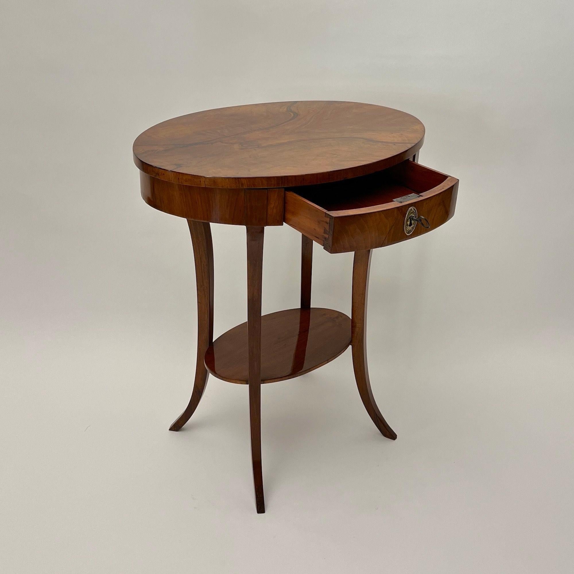 Allemand Table d'appoint ovale Biedermeier, noyer, laiton, Allemagne du Sud vers 1820 en vente