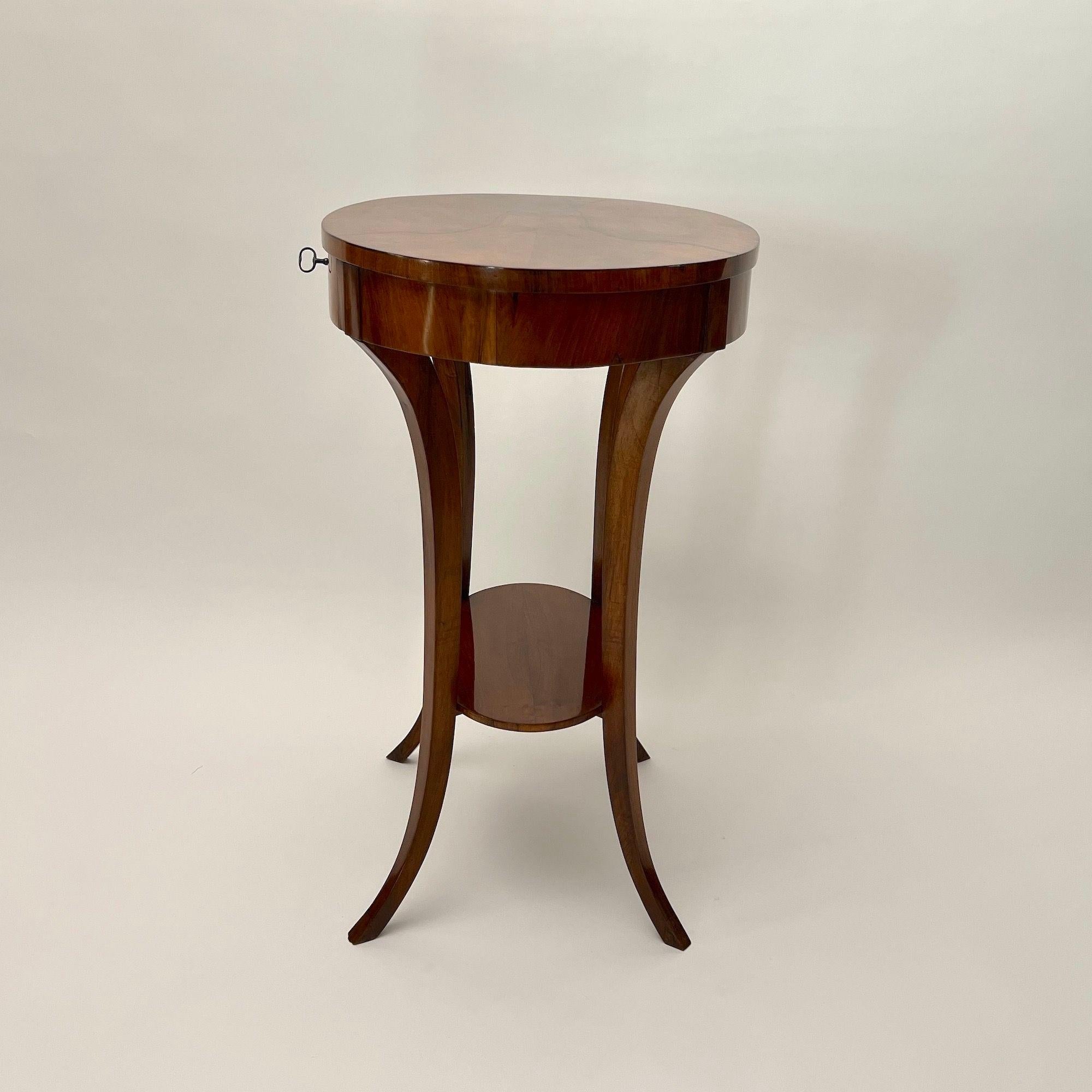 Poli Table d'appoint ovale Biedermeier, noyer, laiton, Allemagne du Sud vers 1820 en vente