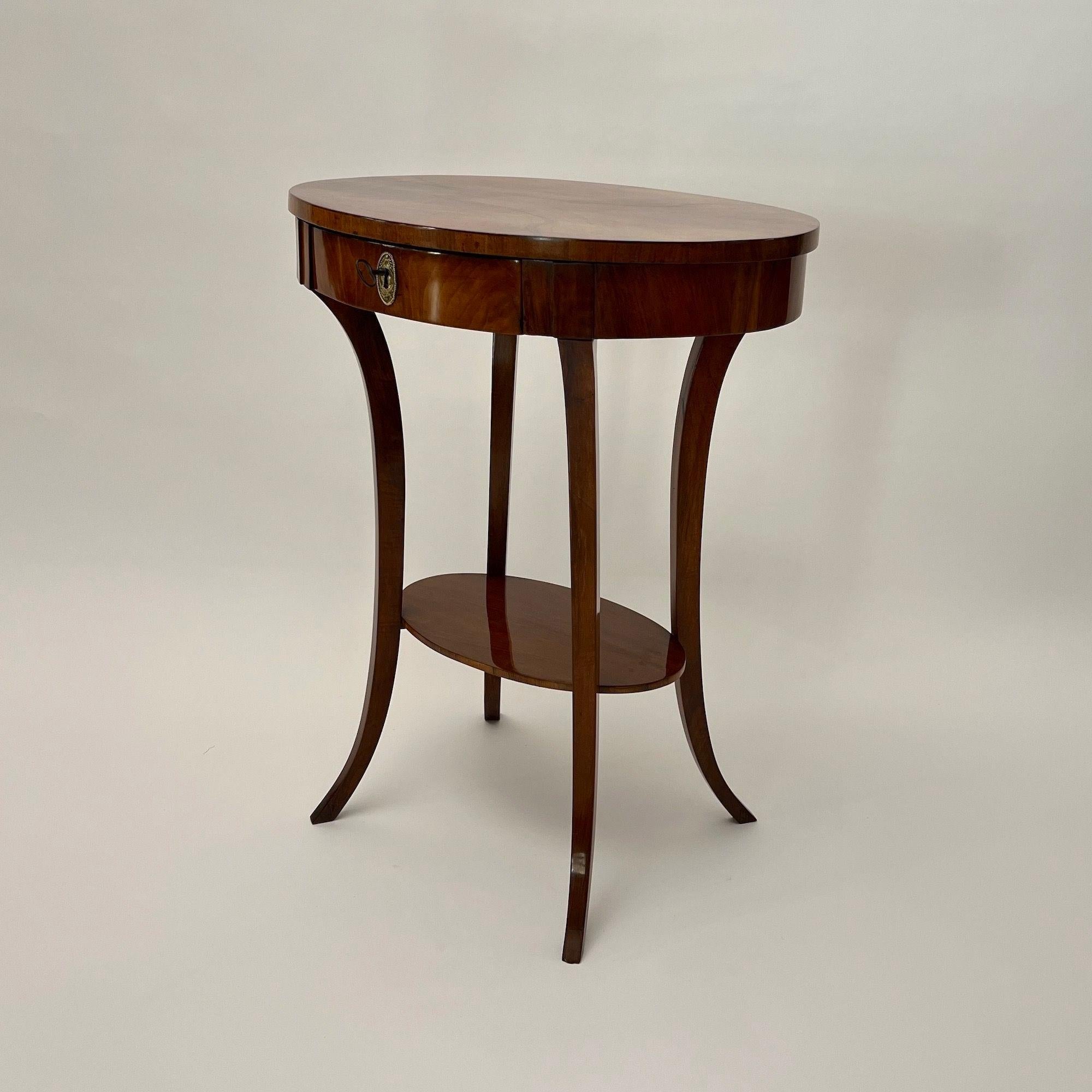 Table d'appoint ovale Biedermeier, noyer, laiton, Allemagne du Sud vers 1820 Bon état - En vente à Regensburg, DE