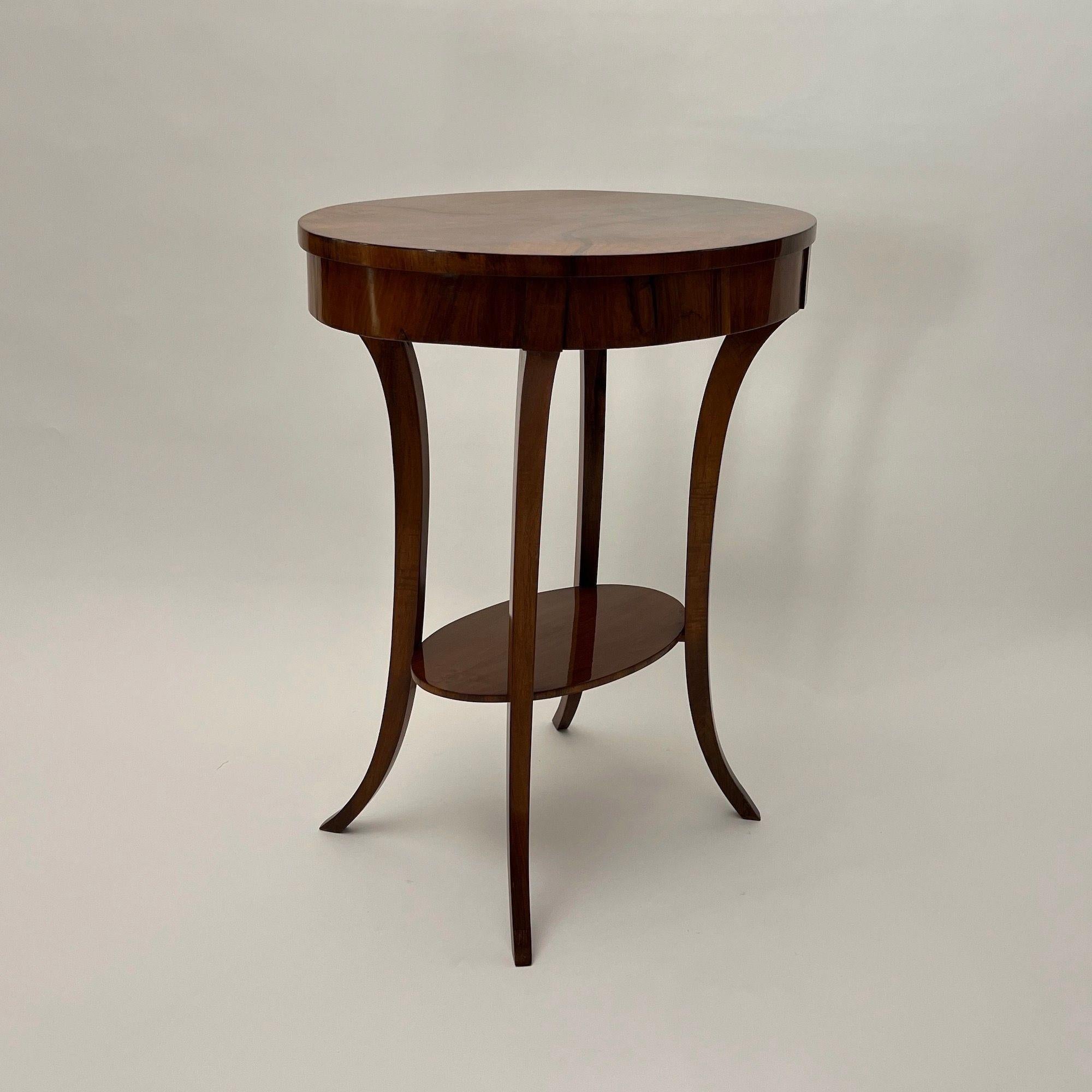 Début du XIXe siècle Table d'appoint ovale Biedermeier, noyer, laiton, Allemagne du Sud vers 1820 en vente