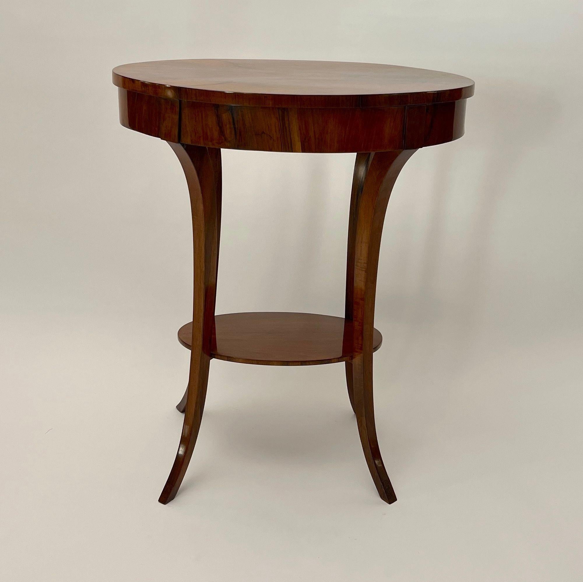 Laiton Table d'appoint ovale Biedermeier, noyer, laiton, Allemagne du Sud vers 1820 en vente