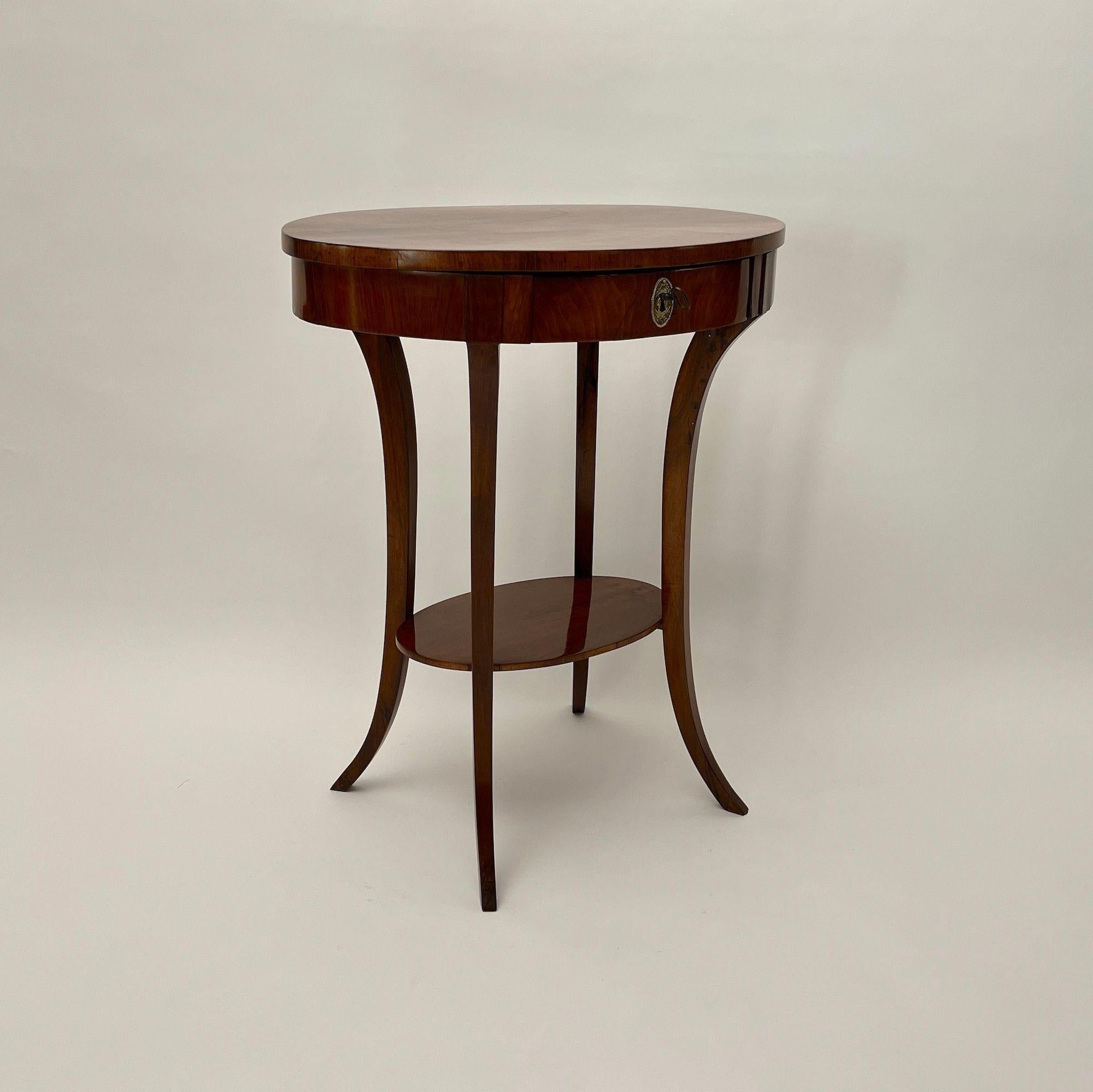 Table d'appoint ovale Biedermeier, noyer, laiton, Allemagne du Sud vers 1820 en vente 1
