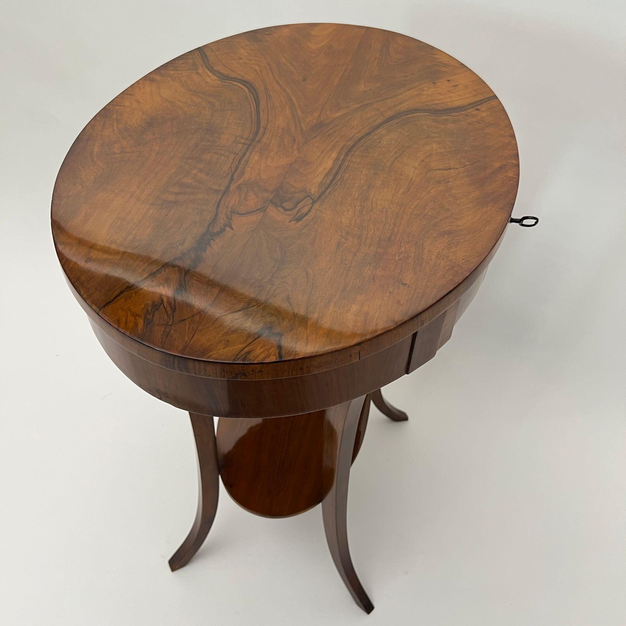 Table d'appoint ovale Biedermeier, noyer, laiton, Allemagne du Sud vers 1820 en vente 2