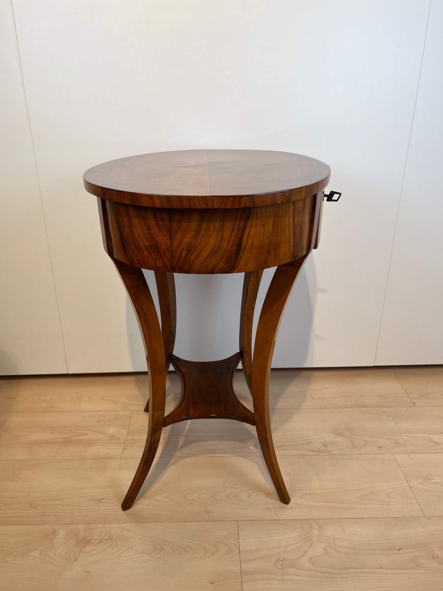 Oval Biedermeier Side Table with Drawer, Walnut Veneer, South Germany circa 1820 5
