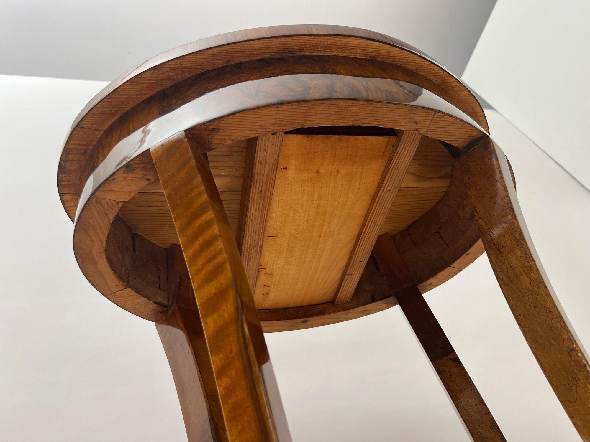 Table d'appoint Biedermeier ovale avec tiroir, placage de noyer, Allemagne du Sud vers 1820 en vente 4