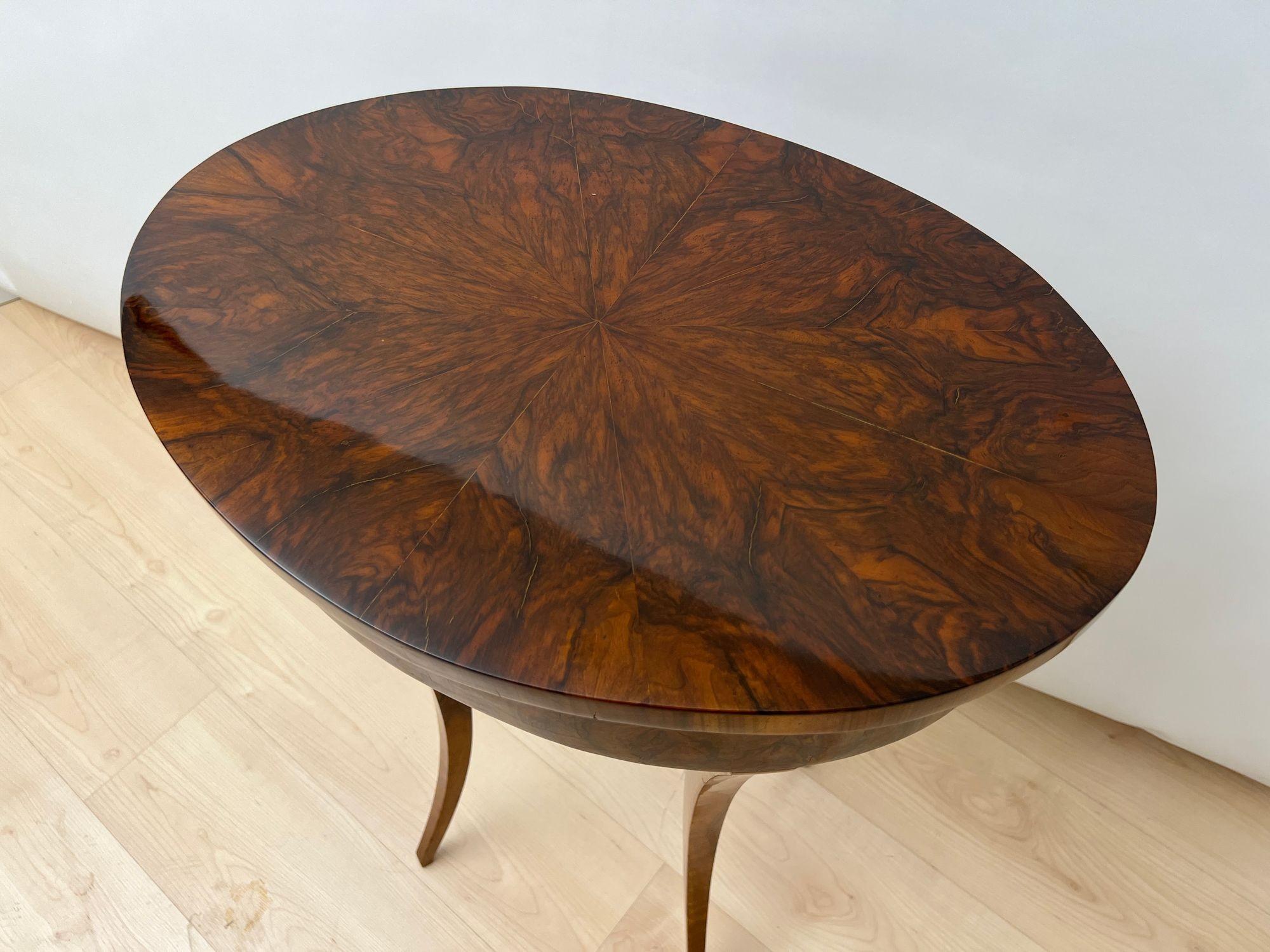 Table d'appoint Biedermeier ovale avec tiroir, placage de noyer, Allemagne du Sud vers 1820 en vente 6