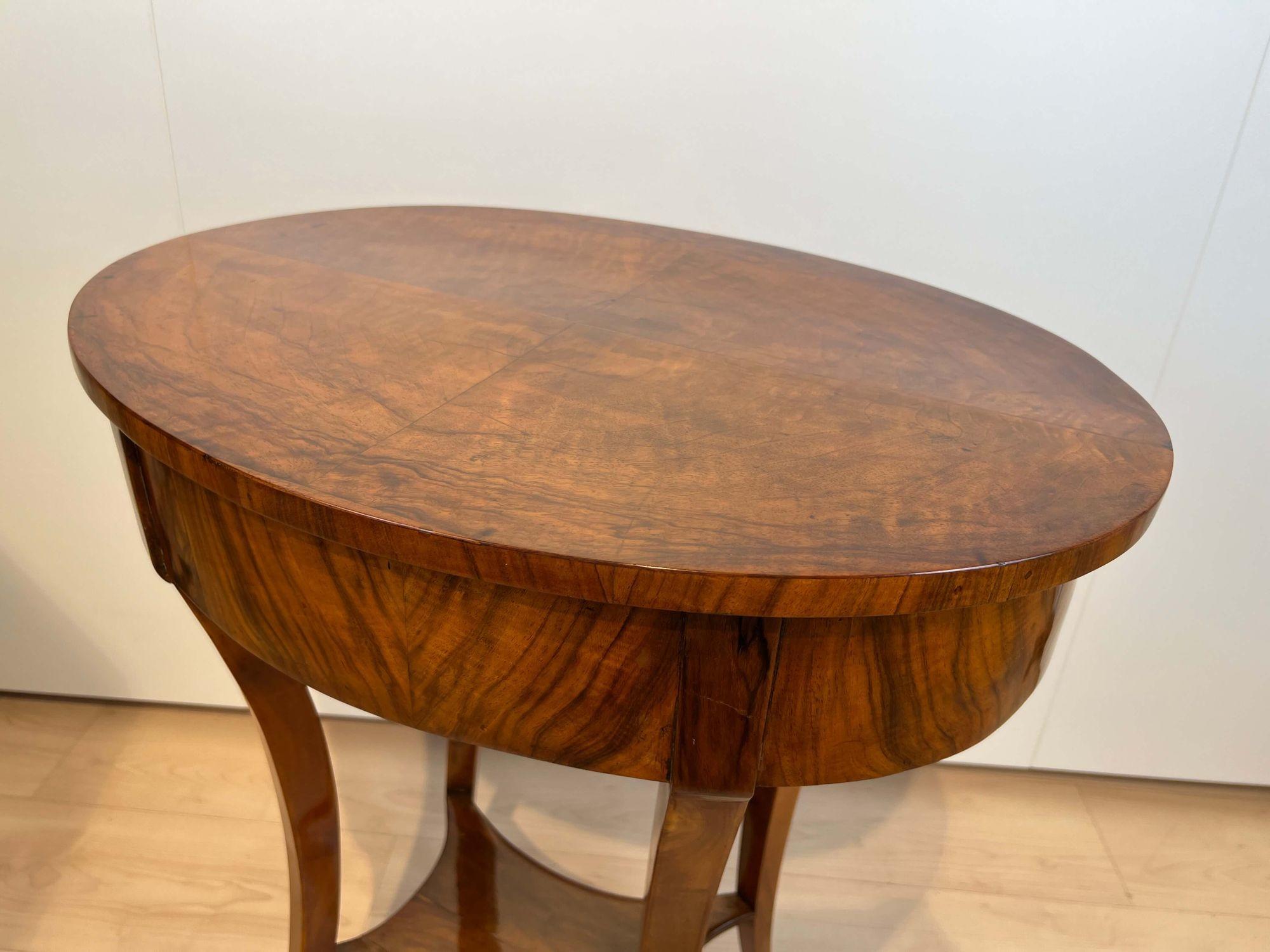 Oval Biedermeier Side Table with Drawer, Walnut Veneer, South Germany circa 1820 10