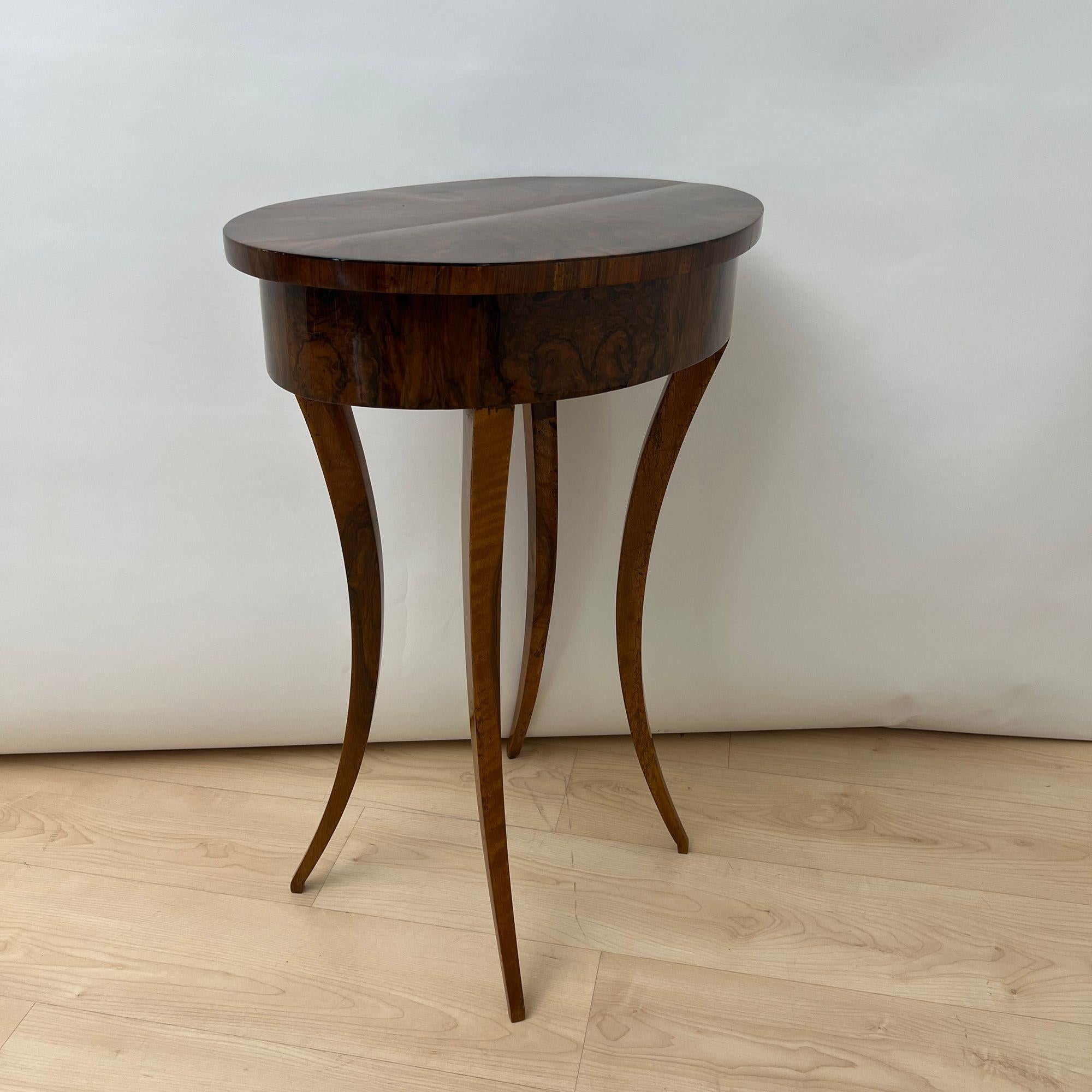 Table d'appoint Biedermeier ovale avec tiroir, placage de noyer, Allemagne du Sud vers 1820 en vente 8