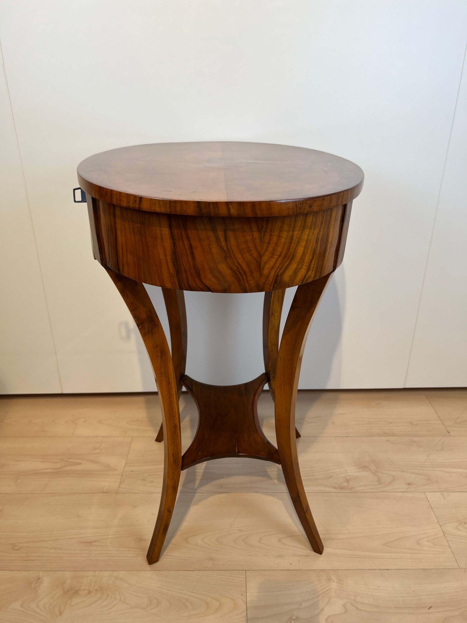 Oval Biedermeier Side Table with Drawer, Walnut Veneer, South Germany circa 1820 11