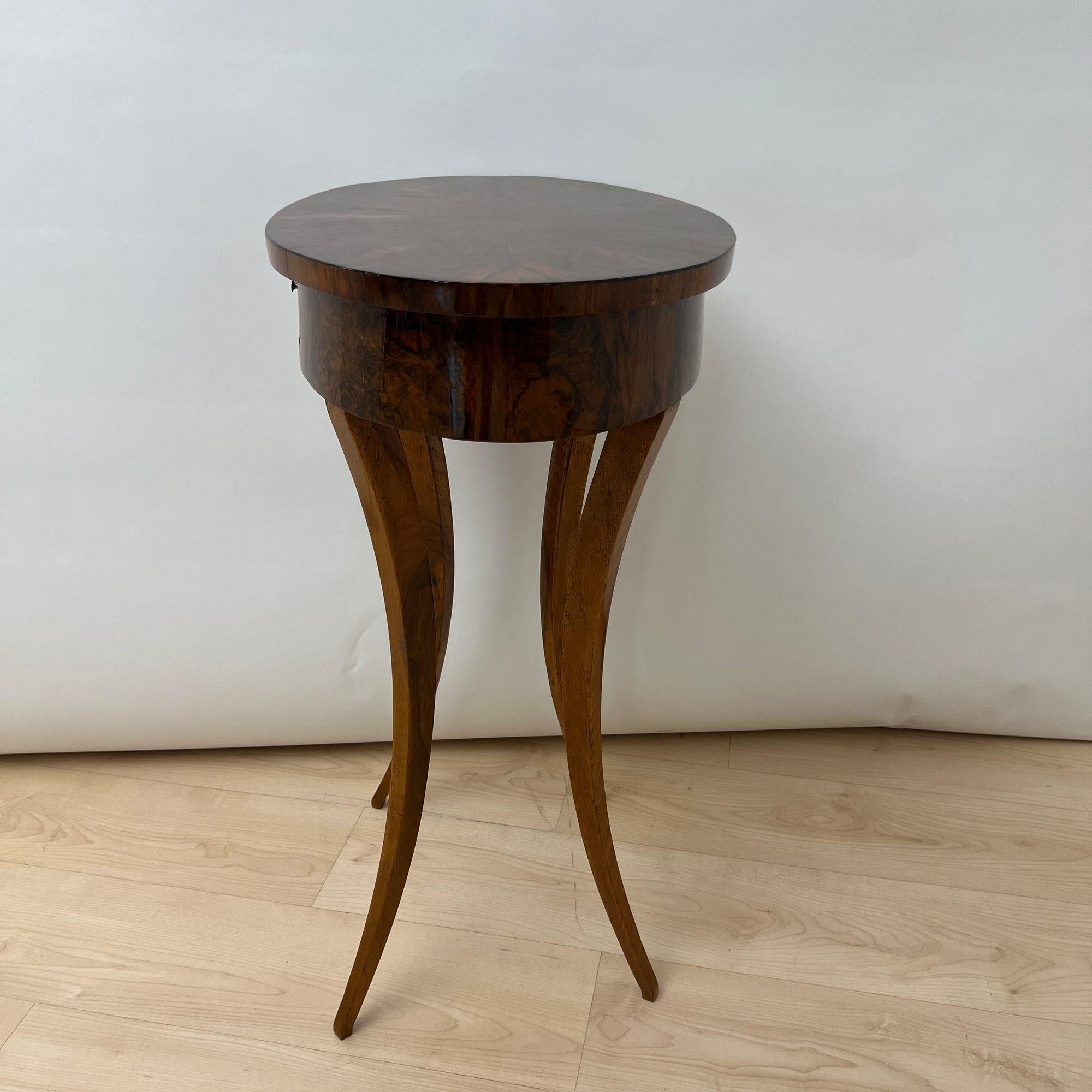 Table d'appoint Biedermeier ovale avec tiroir, placage de noyer, Allemagne du Sud vers 1820 en vente 9