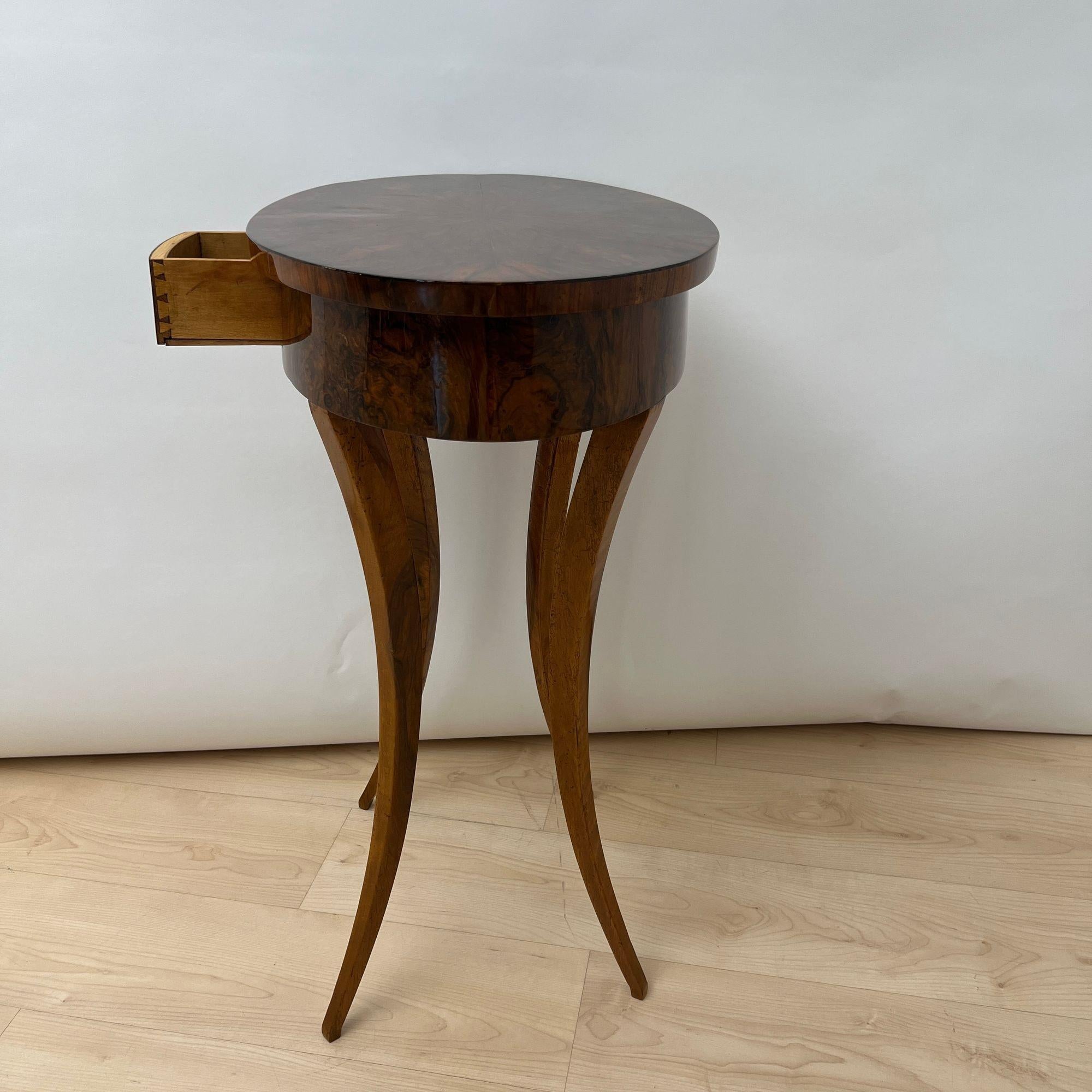 Table d'appoint Biedermeier ovale avec tiroir, placage de noyer, Allemagne du Sud vers 1820 en vente 10