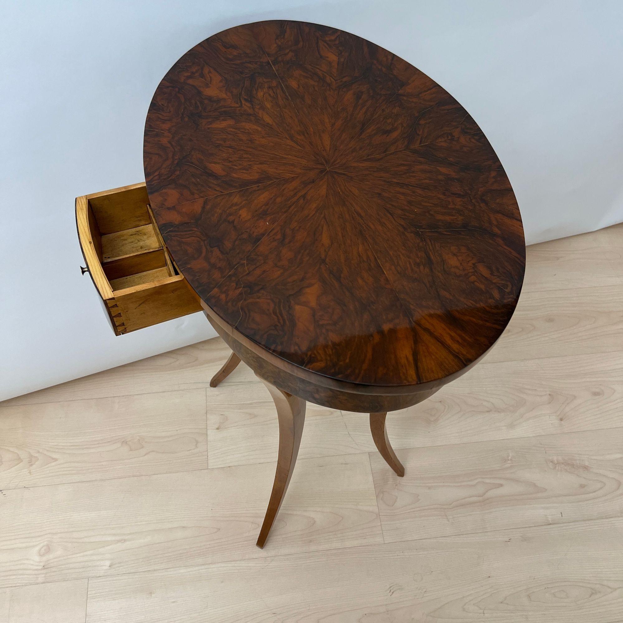 Table d'appoint Biedermeier ovale avec tiroir, placage de noyer, Allemagne du Sud vers 1820 en vente 11
