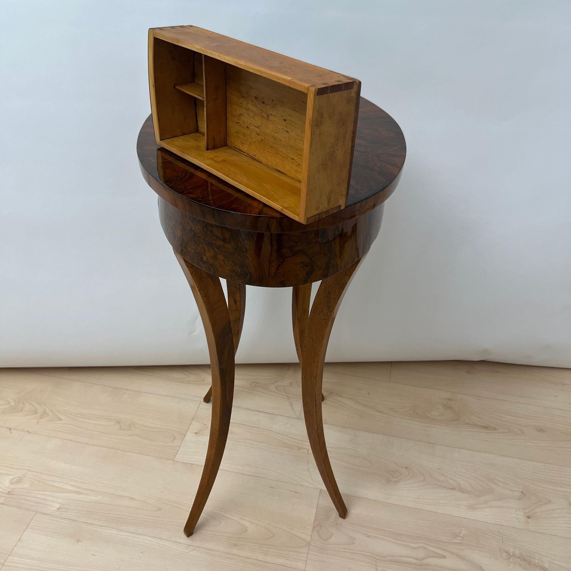 Table d'appoint Biedermeier ovale avec tiroir, placage de noyer, Allemagne du Sud vers 1820 en vente 12