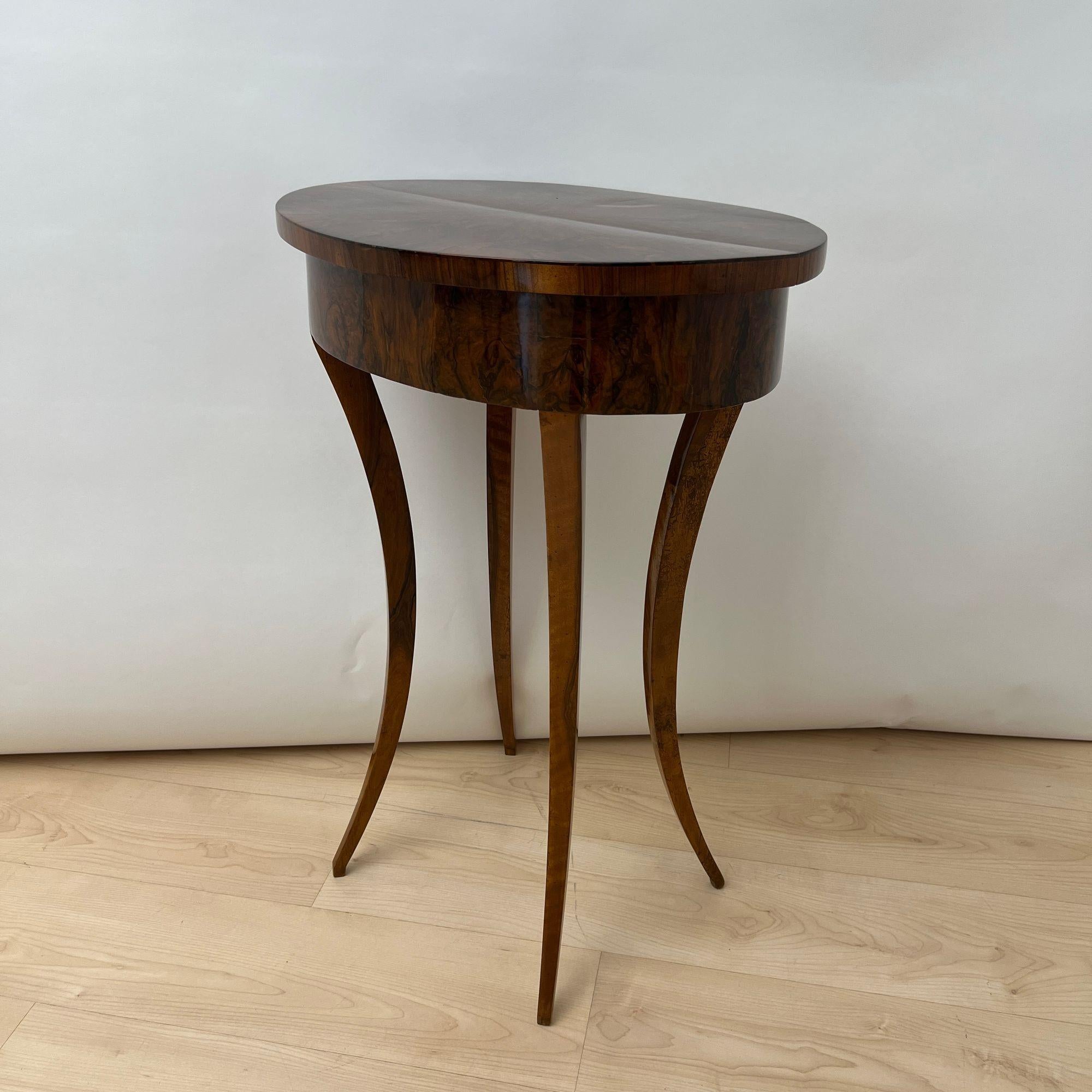 Allemand Table d'appoint Biedermeier ovale avec tiroir, placage de noyer, Allemagne du Sud vers 1820 en vente