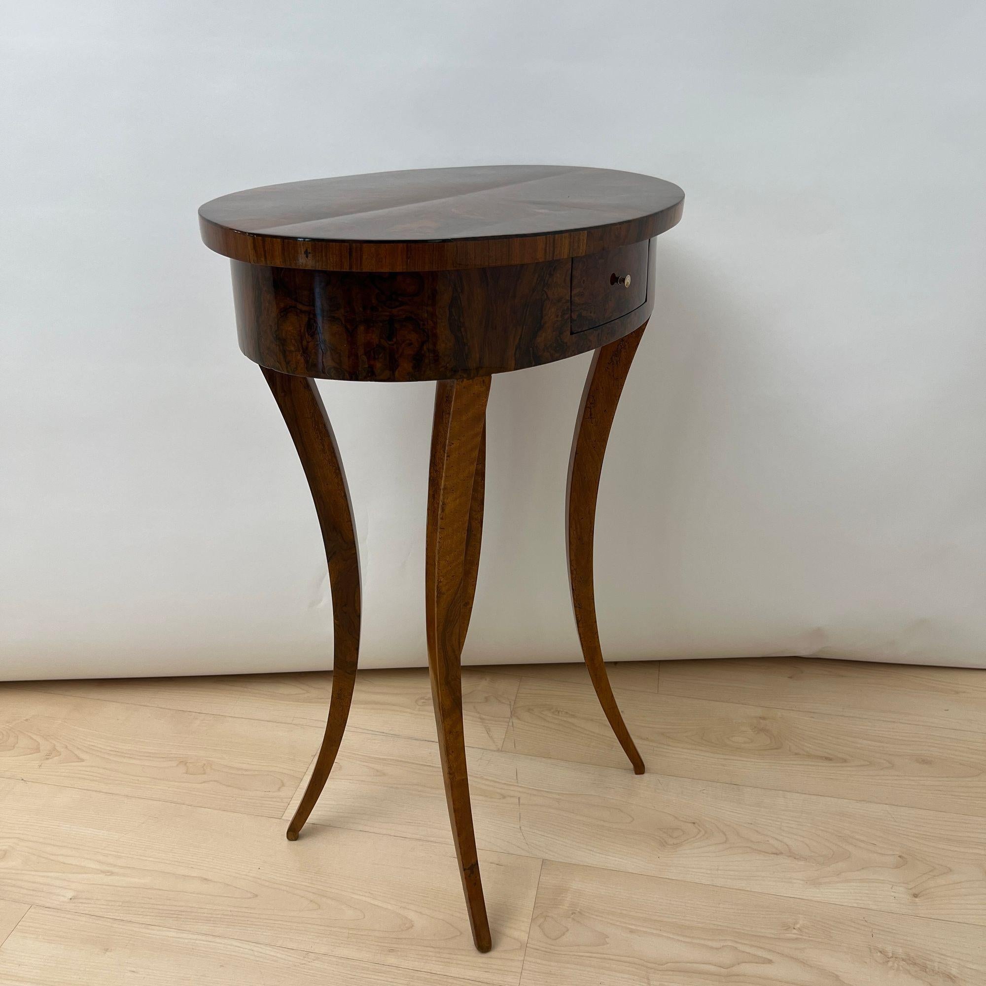 Poli Table d'appoint Biedermeier ovale avec tiroir, placage de noyer, Allemagne du Sud vers 1820 en vente