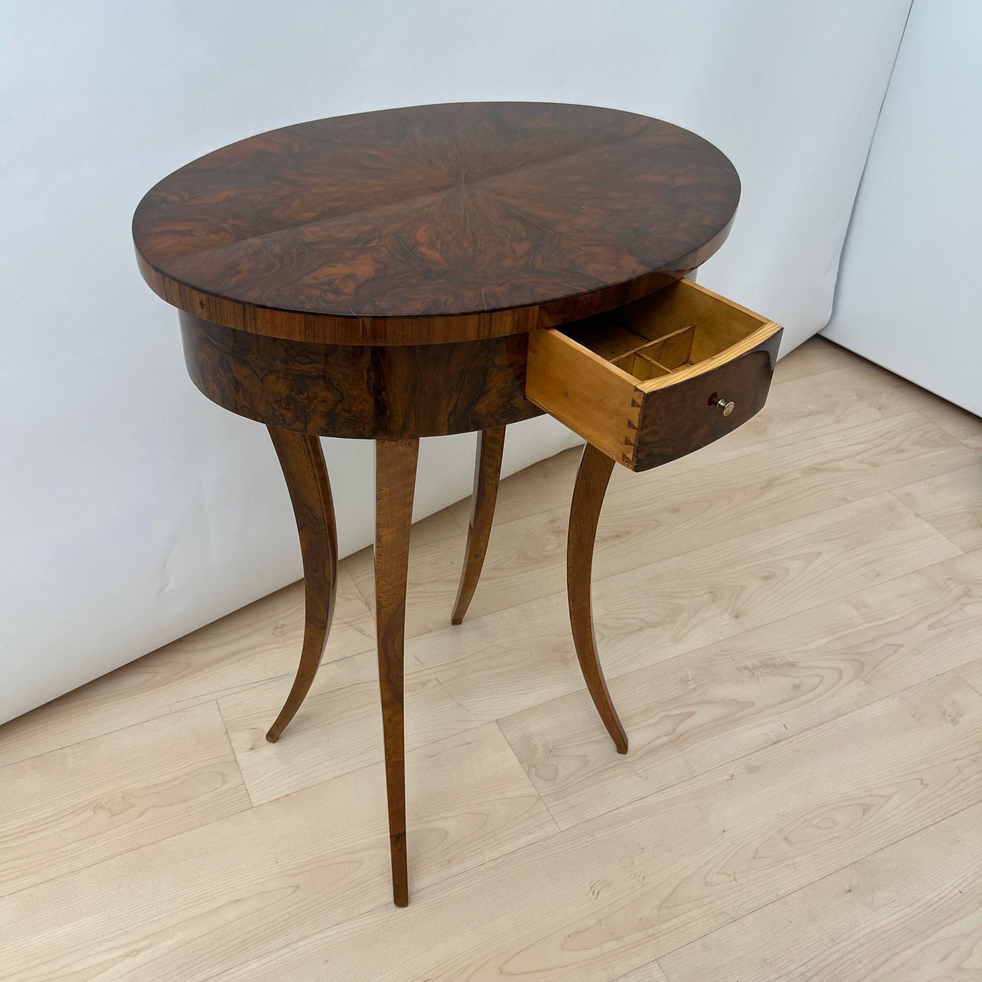 Table d'appoint Biedermeier ovale avec tiroir, placage de noyer, Allemagne du Sud vers 1820 Bon état - En vente à Regensburg, DE