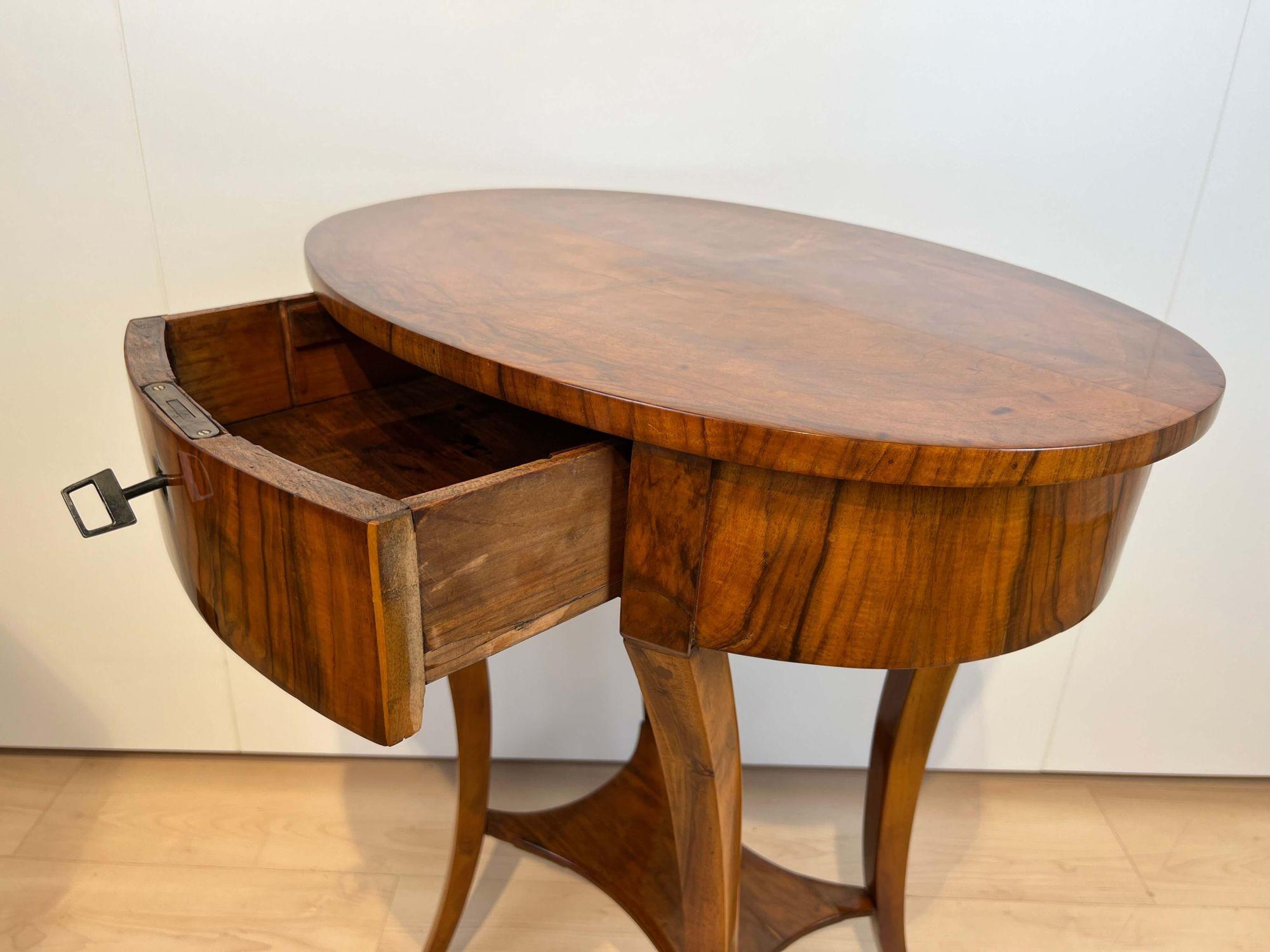 Oval Biedermeier Side Table with Drawer, Walnut Veneer, South Germany circa 1820 1