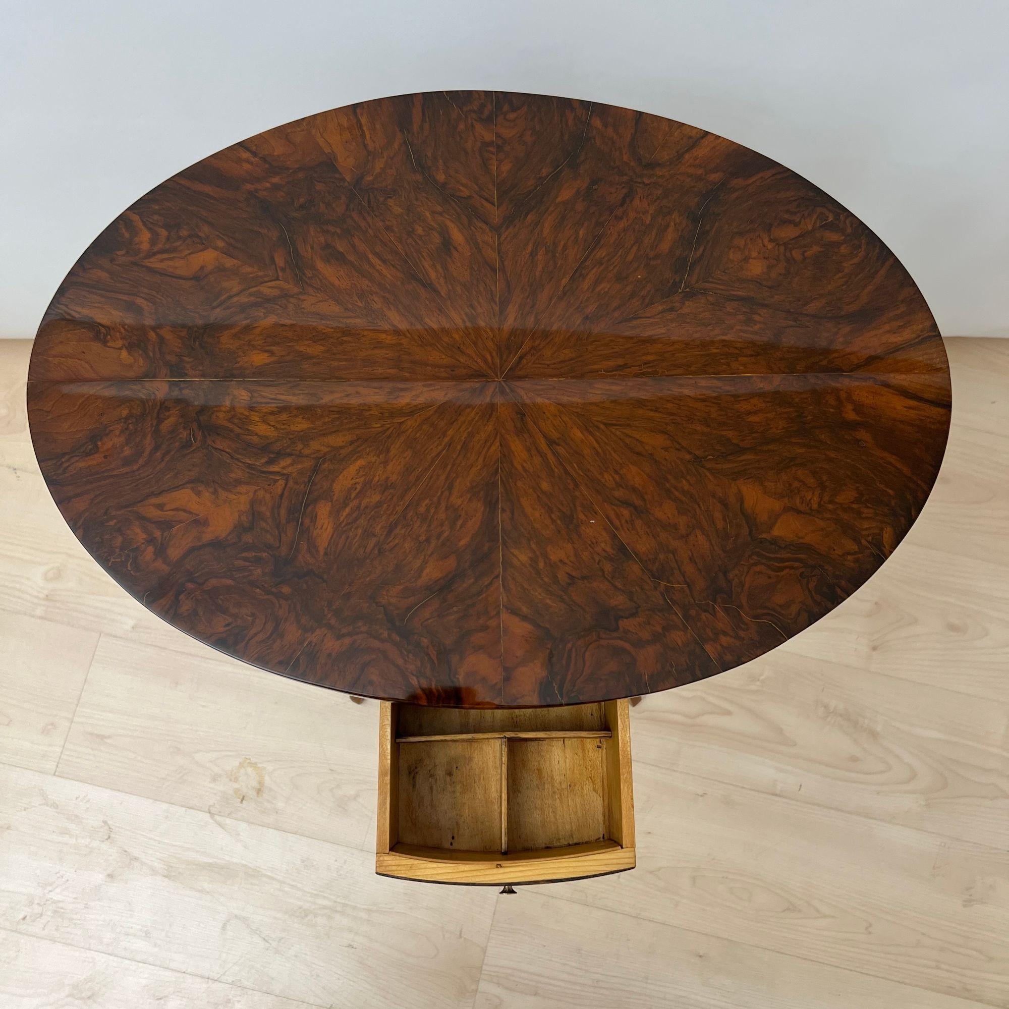 Début du XIXe siècle Table d'appoint Biedermeier ovale avec tiroir, placage de noyer, Allemagne du Sud vers 1820 en vente