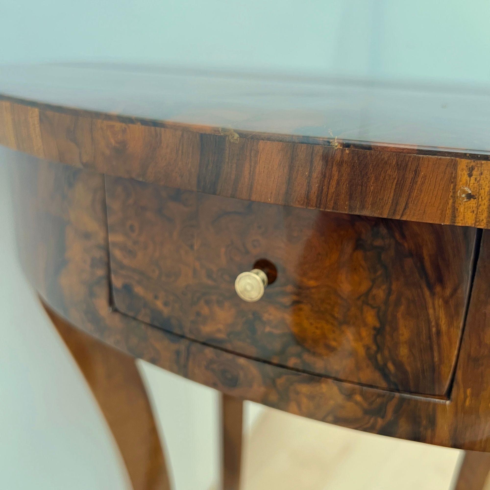 Laiton Table d'appoint Biedermeier ovale avec tiroir, placage de noyer, Allemagne du Sud vers 1820 en vente