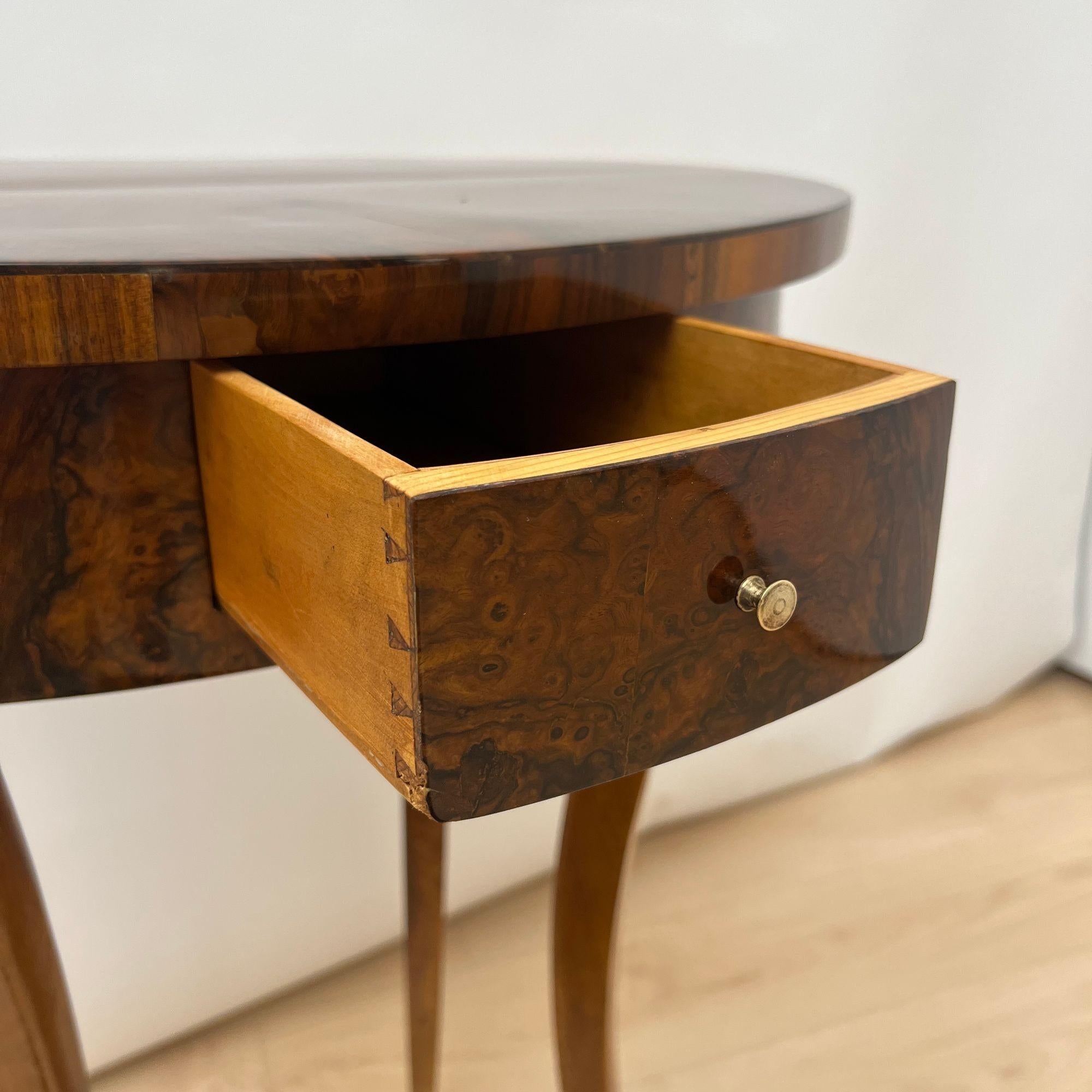 Table d'appoint Biedermeier ovale avec tiroir, placage de noyer, Allemagne du Sud vers 1820 en vente 1