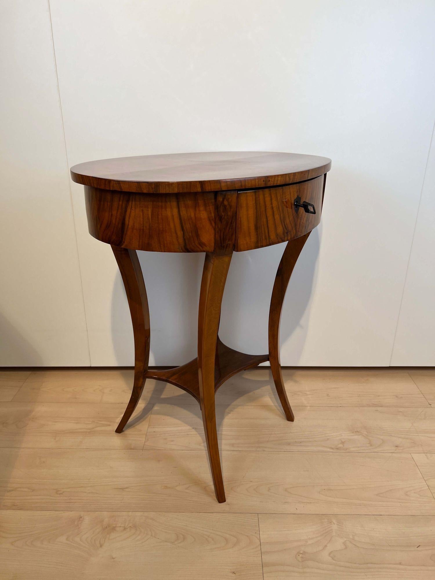 Oval Biedermeier Side Table with Drawer, Walnut Veneer, South Germany circa 1820 4