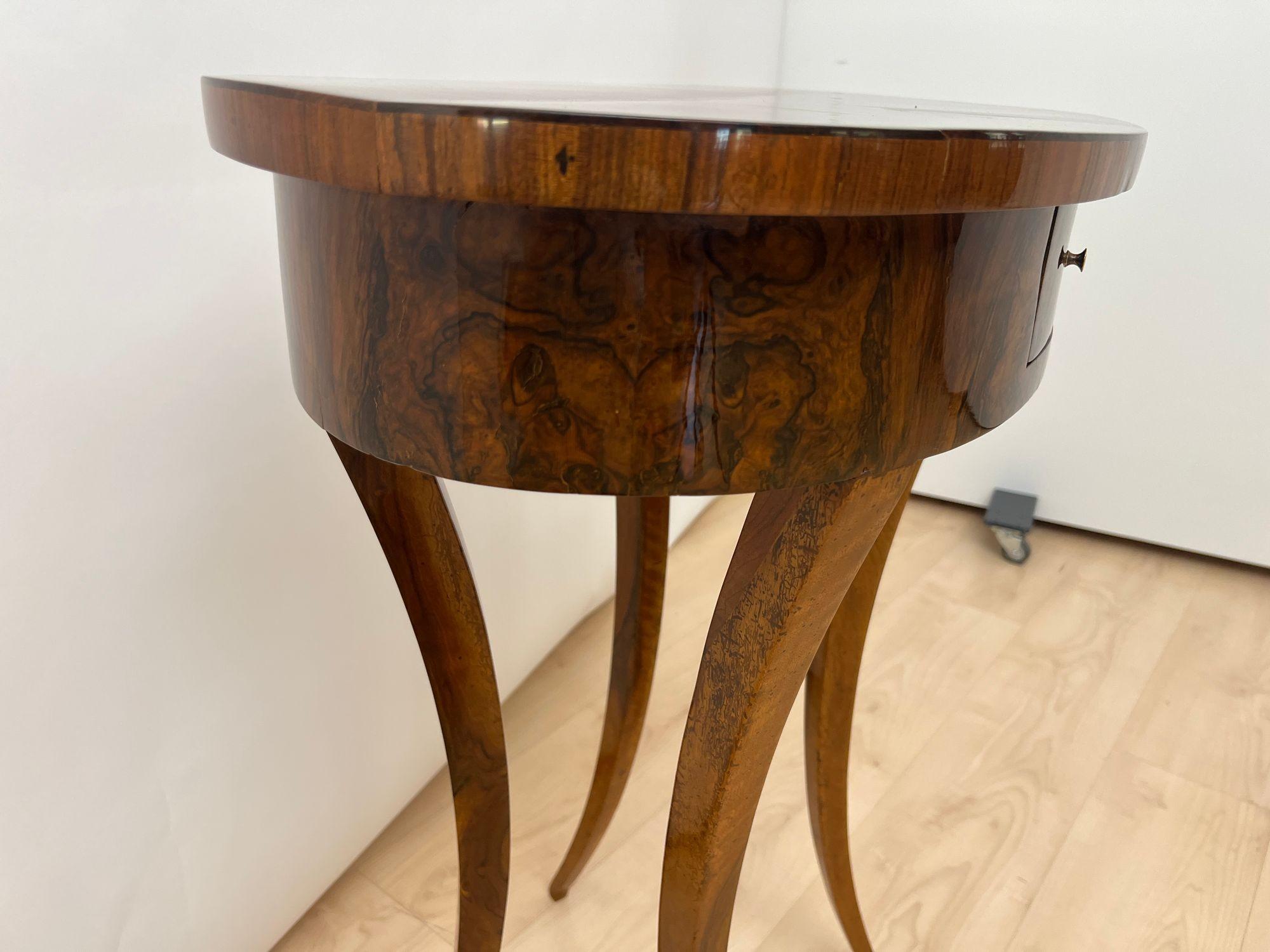 Table d'appoint Biedermeier ovale avec tiroir, placage de noyer, Allemagne du Sud vers 1820 en vente 2