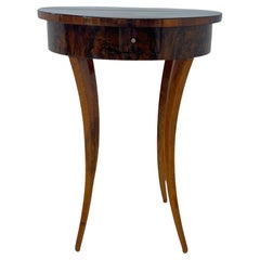 Table d'appoint Biedermeier ovale avec tiroir, placage de noyer, Allemagne du Sud vers 1820