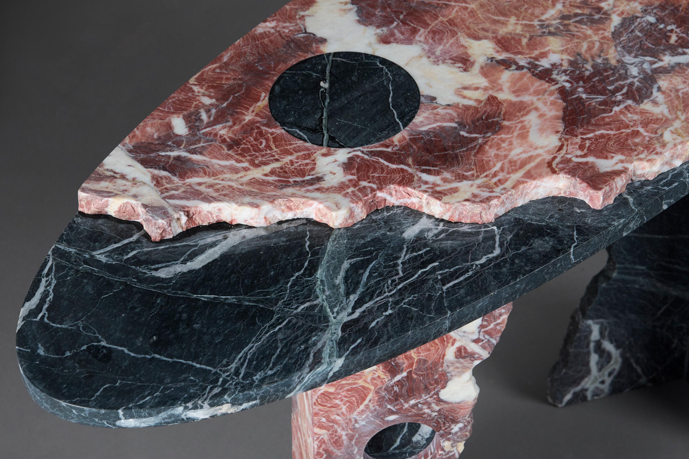 Consola orgánica ovalada de mármol negro y marrón Italiano en venta