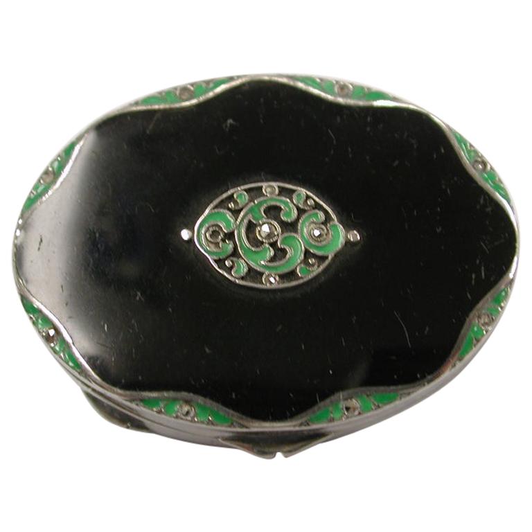 Boîte ovale en argent émaillé noir et vert avec marcassite:: Londres:: 1930 en vente