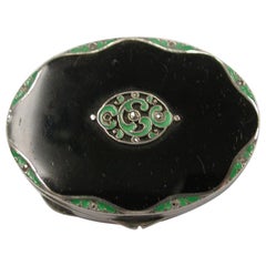 Boîte ovale en argent émaillé noir et vert avec marcassite:: Londres:: 1930