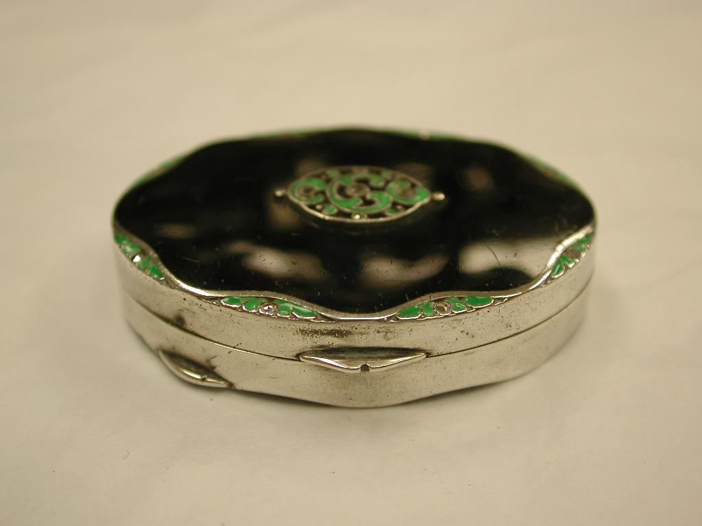 Anglais Boîte ovale en argent émaillé noir et vert avec marcassite:: Londres:: 1930 en vente