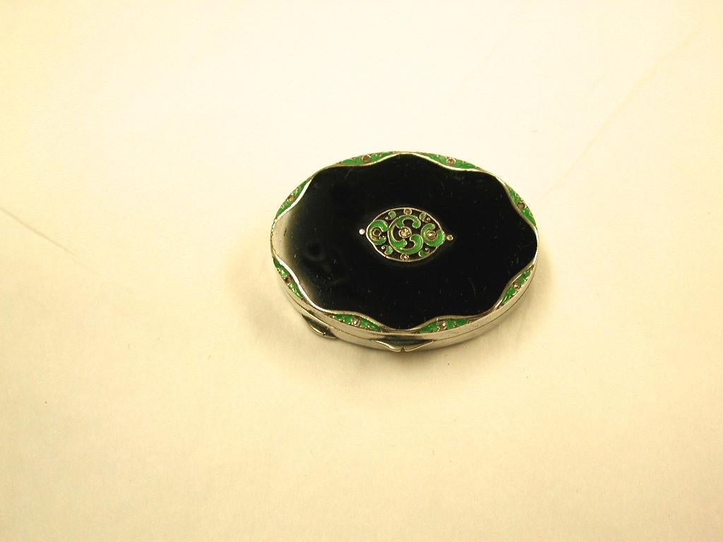 Milieu du XXe siècle Boîte ovale en argent émaillé noir et vert avec marcassite:: Londres:: 1930 en vente