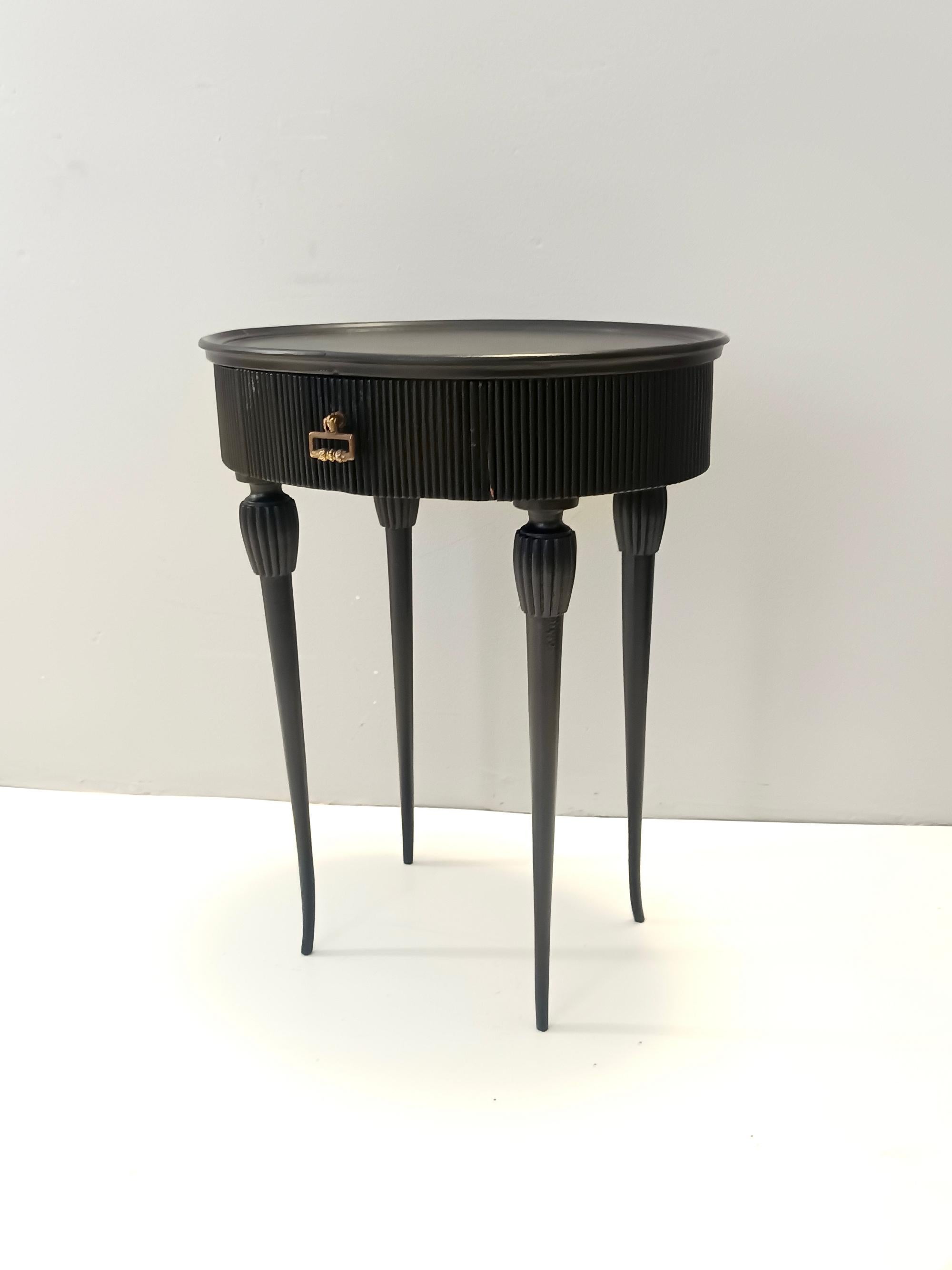 Oval Black Ebonized Beech Side Table / Nightstand, Italy In Excellent Condition For Sale In Bresso, Lombardy