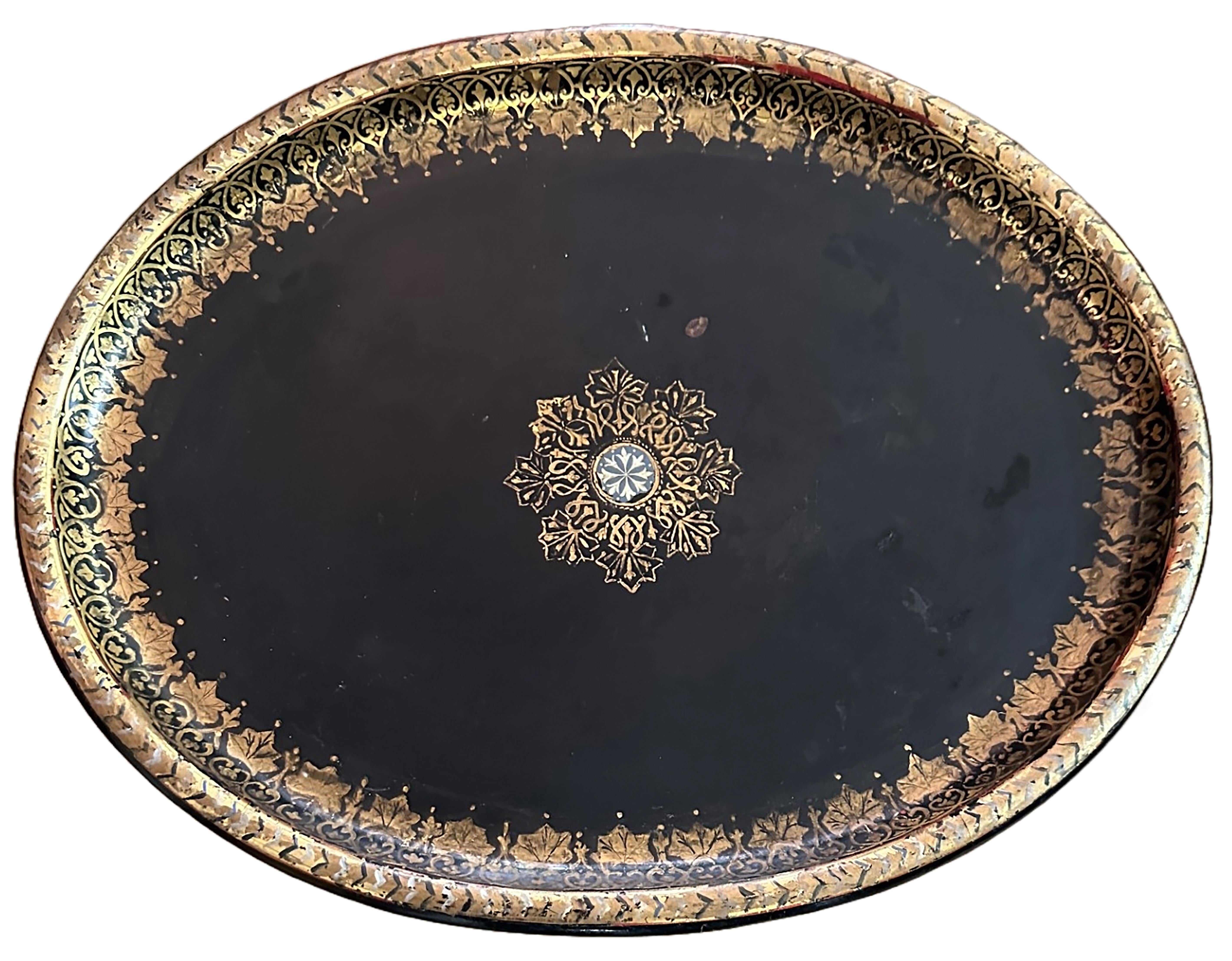 Anglais Table à plateau anglaise ovale laquée noire avec plateau doré en vente