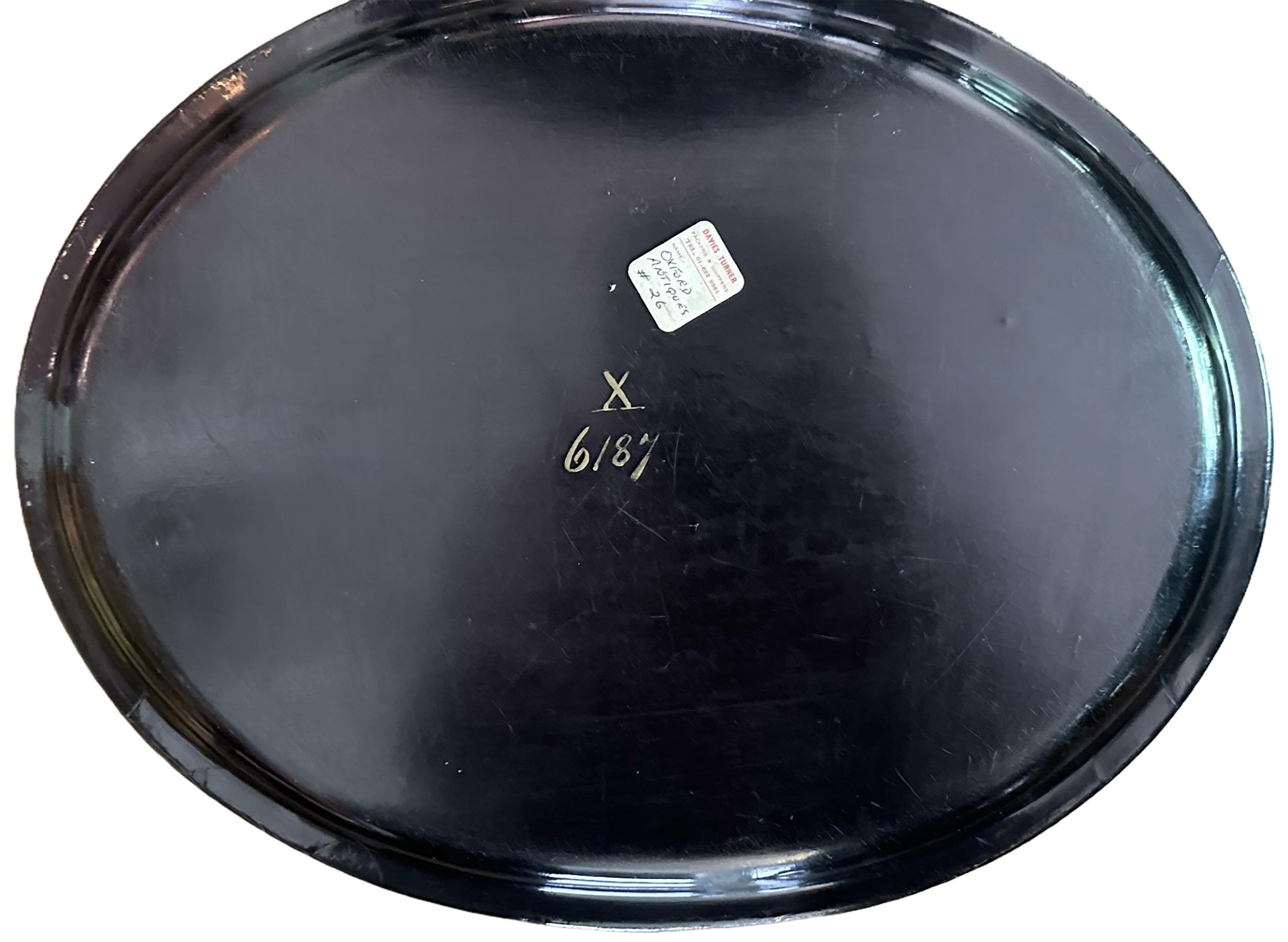 Table à plateau anglaise ovale laquée noire avec plateau doré Bon état - En vente à Dallas, TX