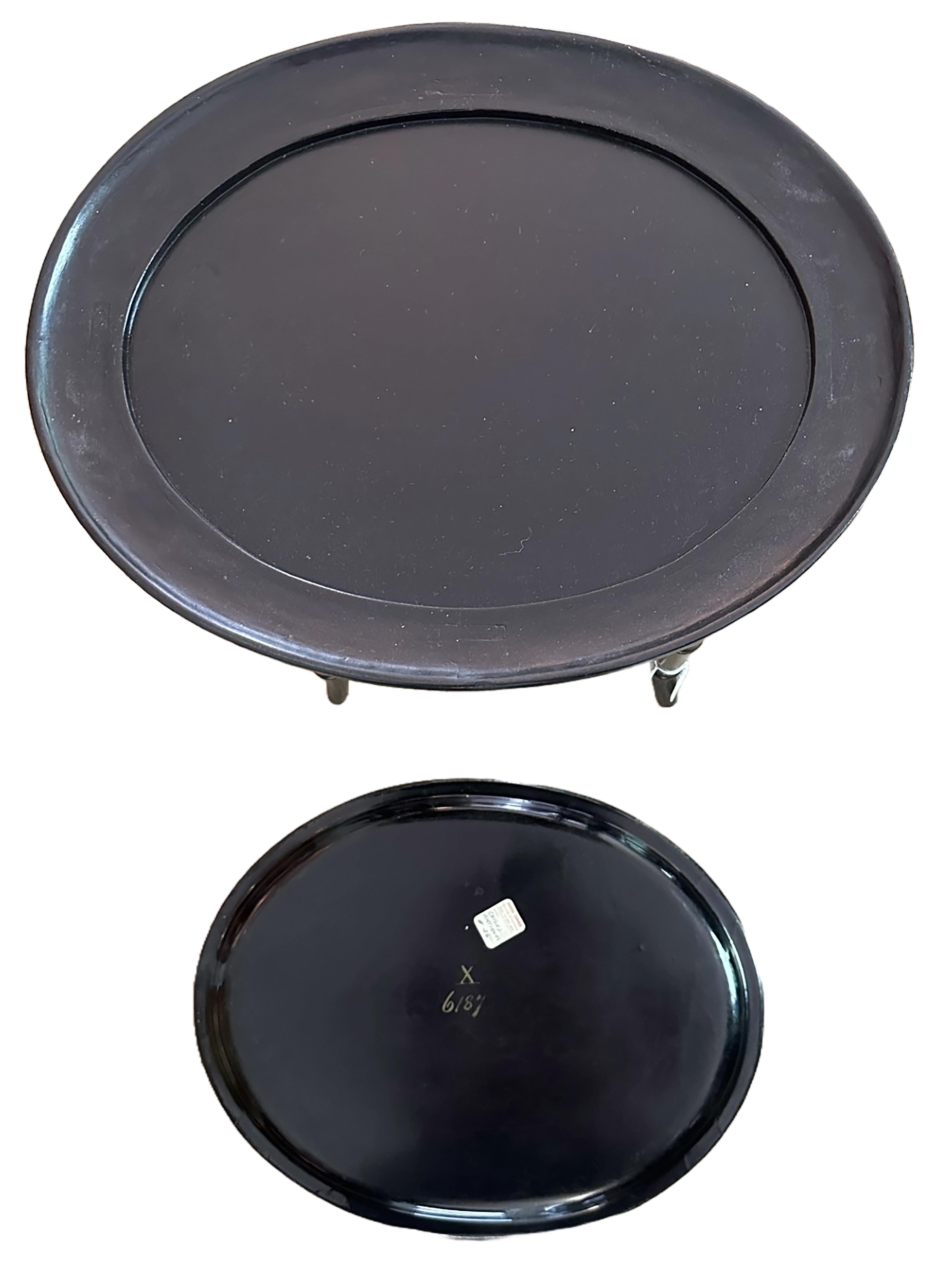 XIXe siècle Table à plateau anglaise ovale laquée noire avec plateau doré en vente