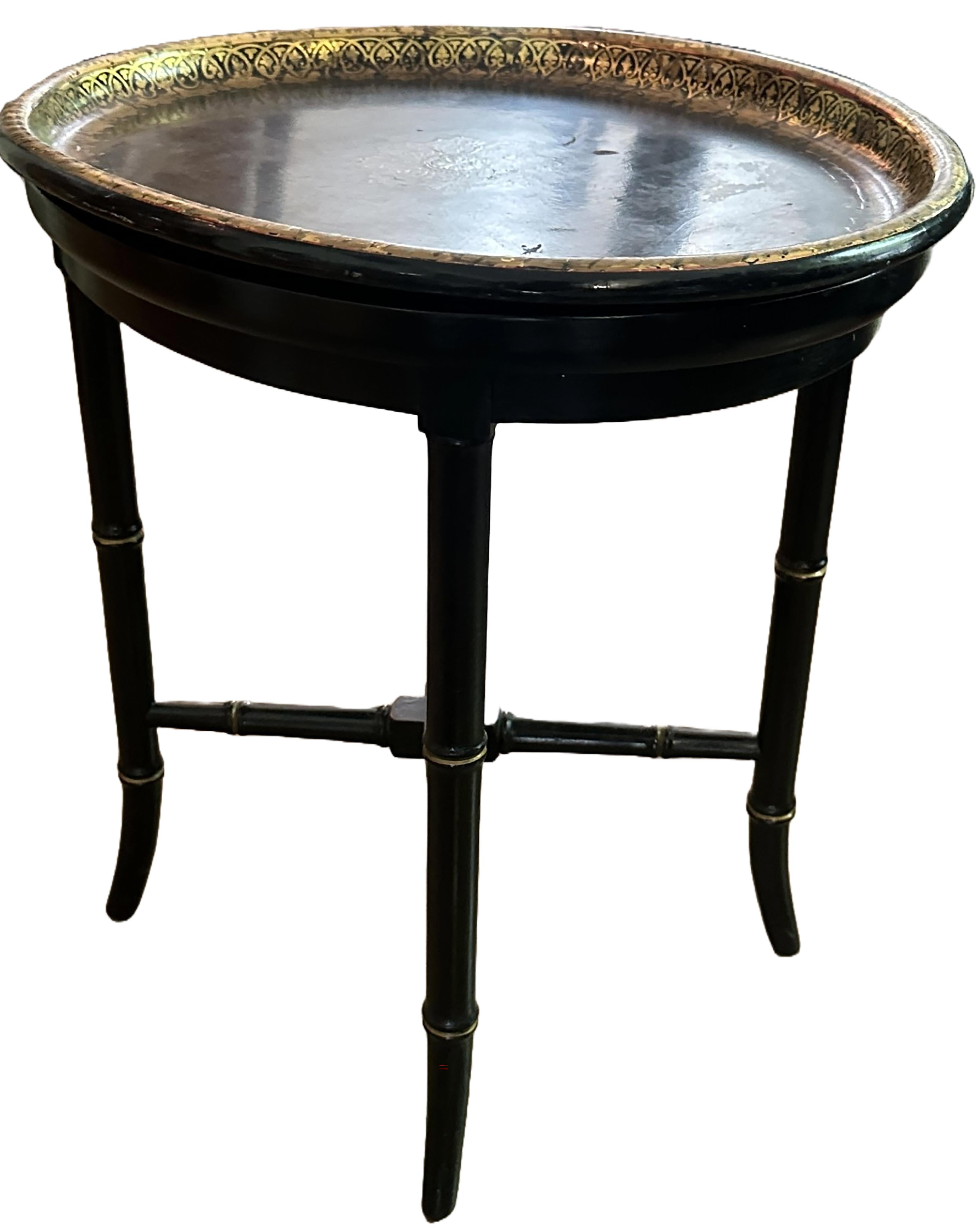Bois Table à plateau anglaise ovale laquée noire avec plateau doré en vente